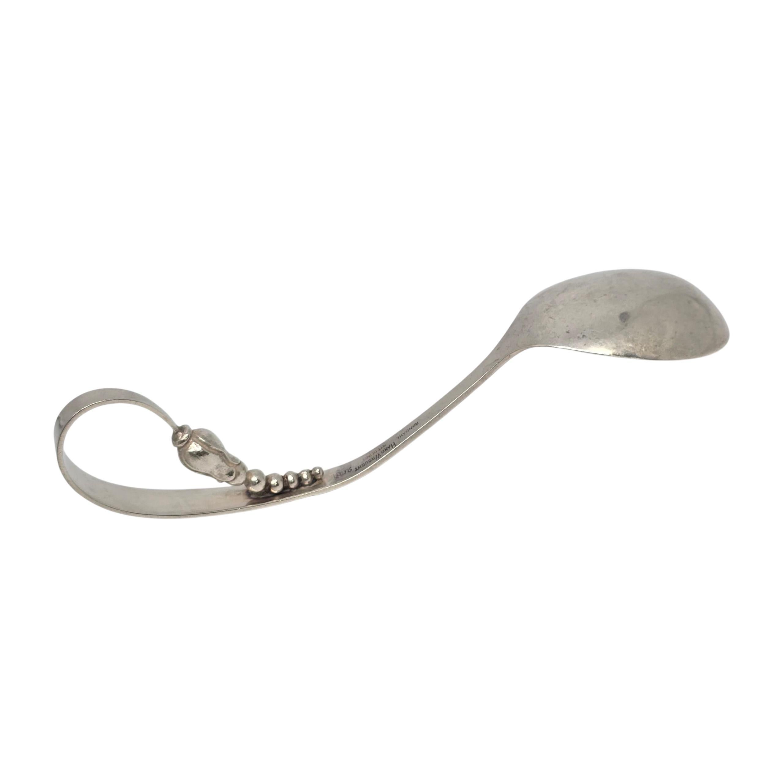 Randahl Sterling Silber Blossom Löffel mit gebogenem Griff

Julius Olaf Randahl war ein bekannter Silberschmied der Arts & Crafts-Ära. Dieser Löffel hat einen geschwungenen Griff mit einem Blütenmuster und eine leicht gehämmerte Schale.

Wiegt ca.