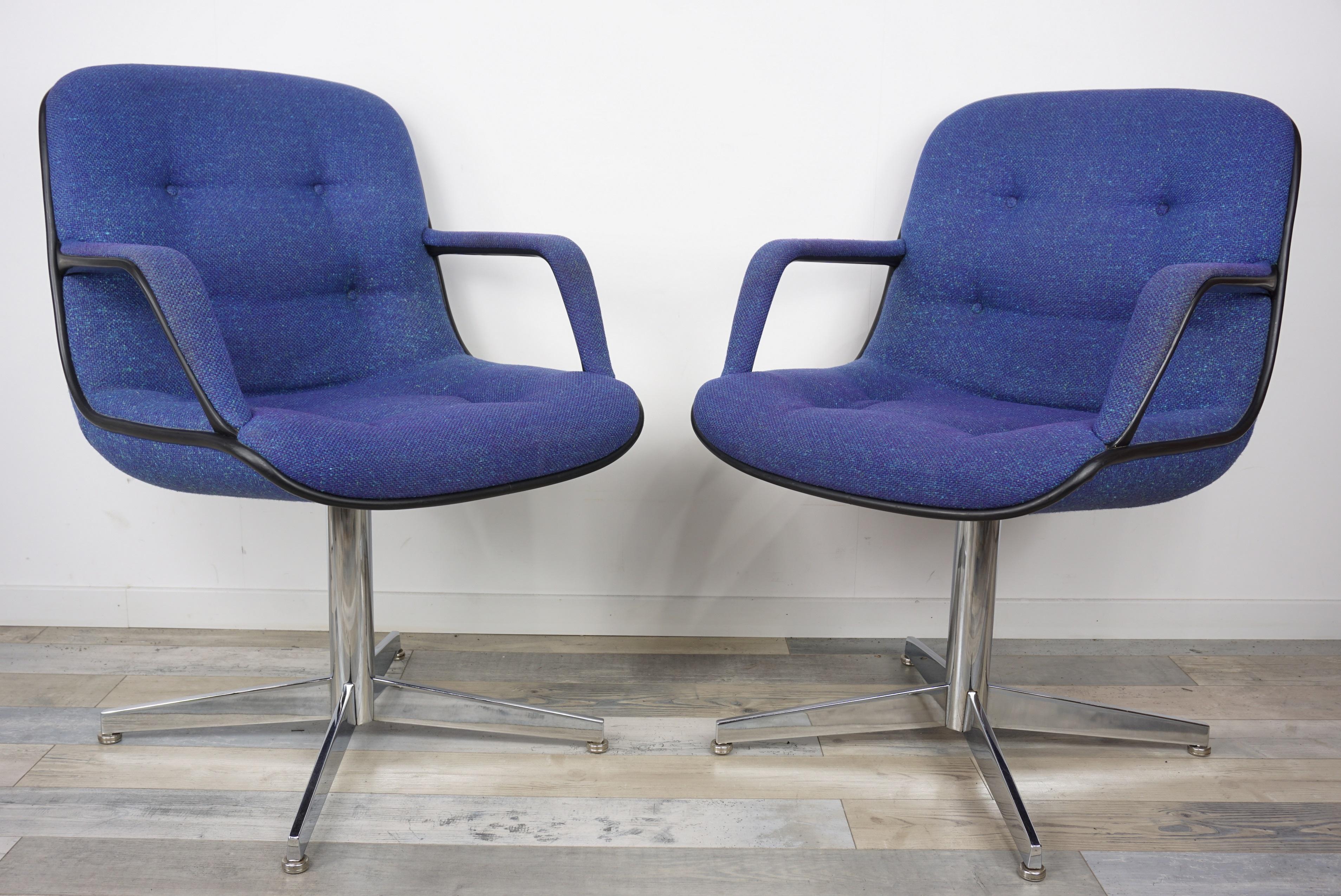 Paire de chaises Strafor modèle 451 par Randall Buck 1960-1970 ; de hauteur fixe:: la hauteur du siège est de 49 cm:: la hauteur des accoudoirs est de 63 cm:: elles sont ornées d'un tweed bleu intense. Ils ne tournent pas mais font tourner les têtes