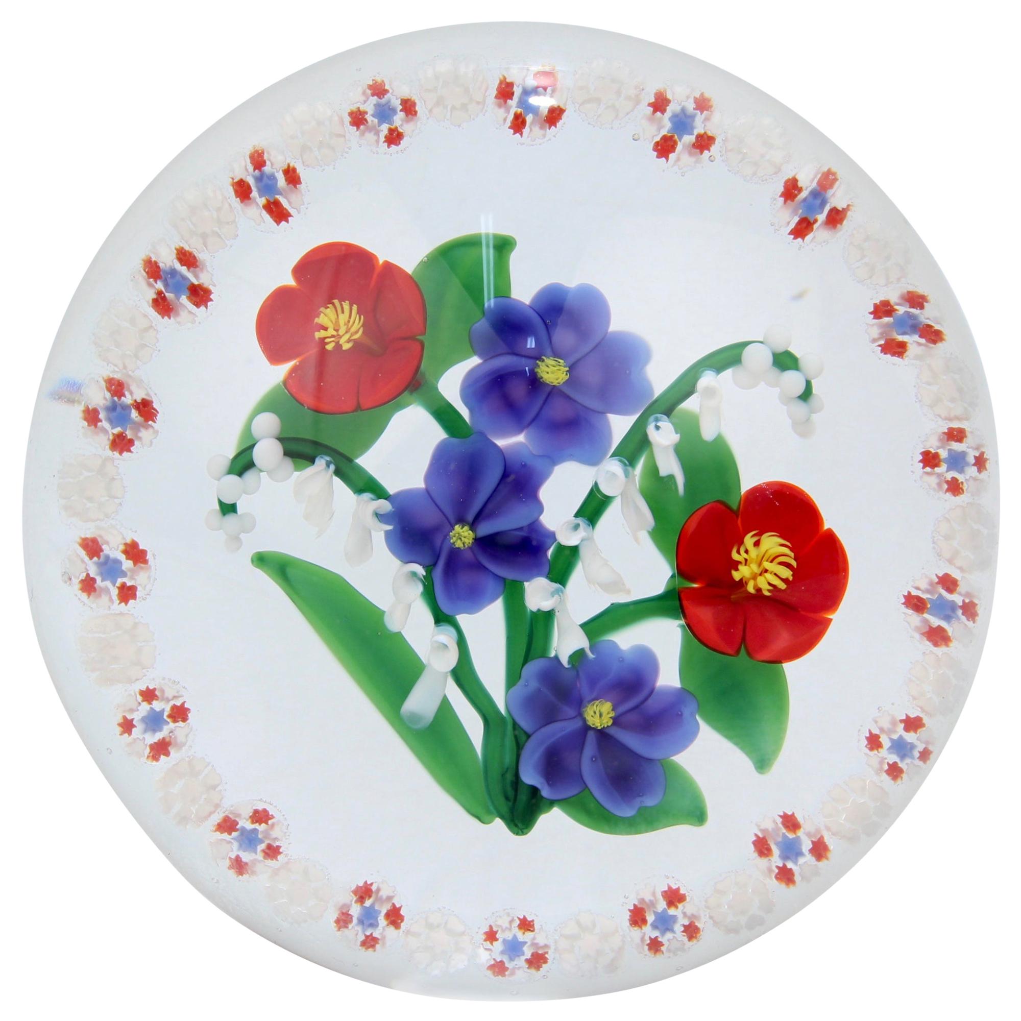 Randall Grubb Presse-papiers plat en verre Bouquet de fleurs avec une guirlande Millefiori