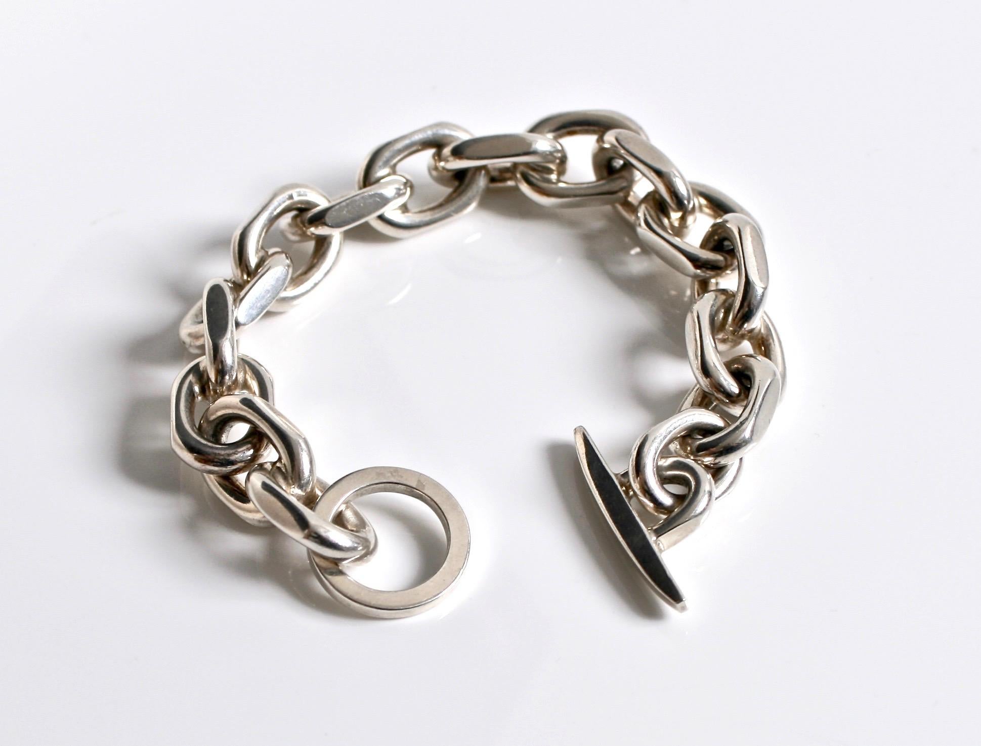 Schweres, handgefertigtes Gliederarmband aus Sterlingsilber, entworfen von Randers Denmark ca. 1970, signiert RS Denmark
Viereckige Glieder mit großem O-Ring

