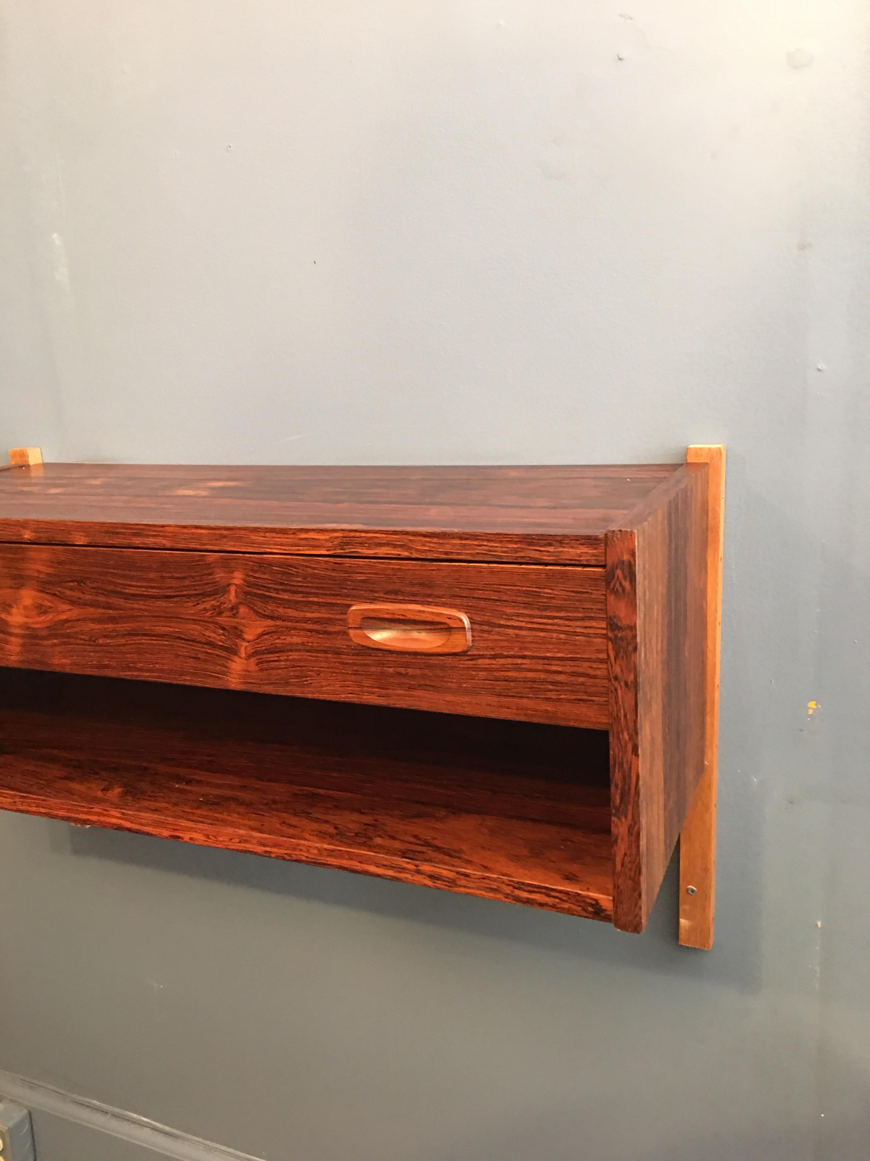 Great size and scale. One pullout / pull-out drawer and open space below. Perfect to use in an entrance or small space! Rosewood is very clean.