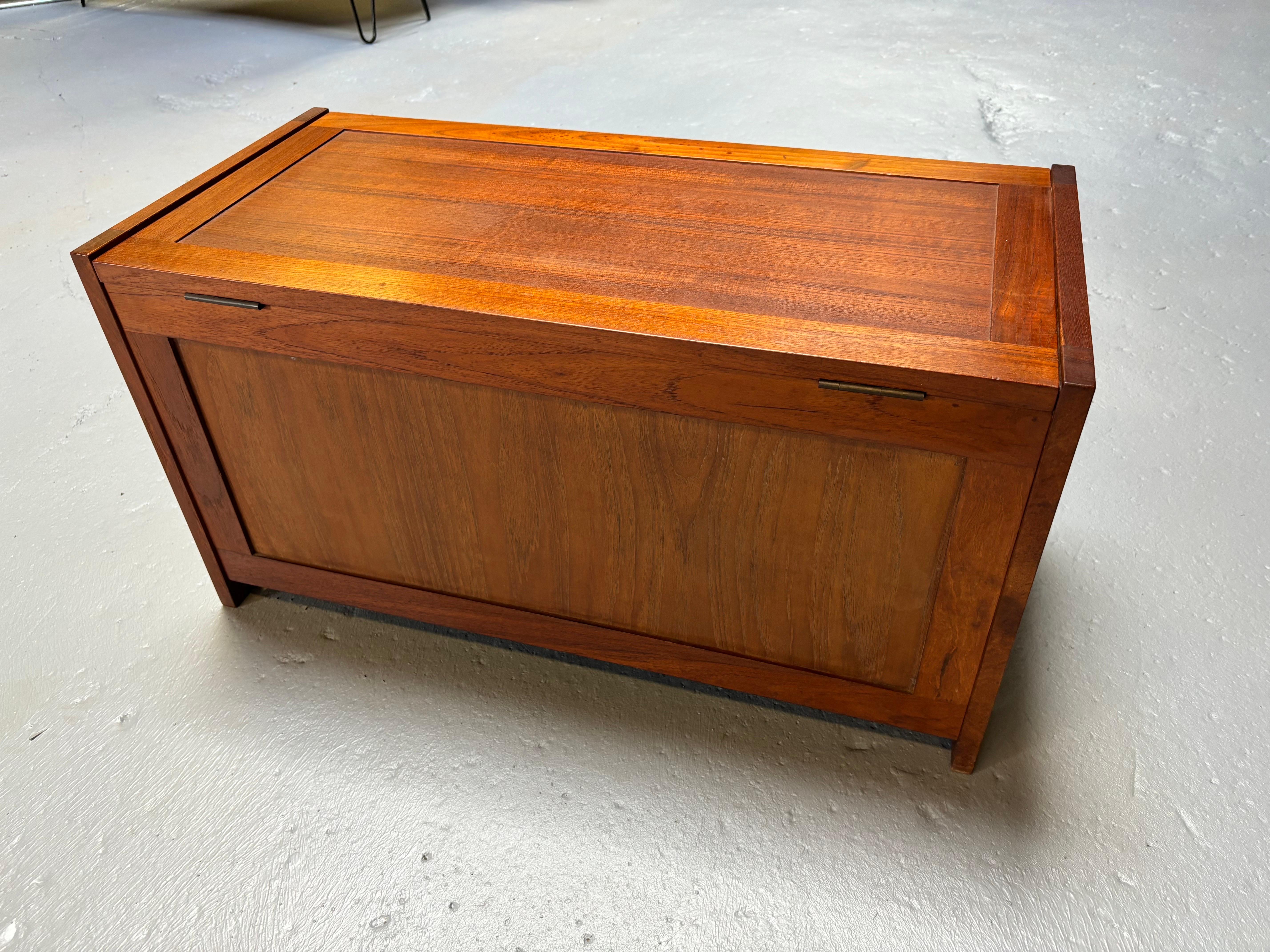 O. Schjoll & B.K. Handest per ABO Randers Teak Locking Box.  Vassoio superiore scorrevole e rimovibile.  Sono stati prodotti in due misure e questa è quella che non si vede spesso.  Buone condizioni originali con alcune macchie sulla finitura come