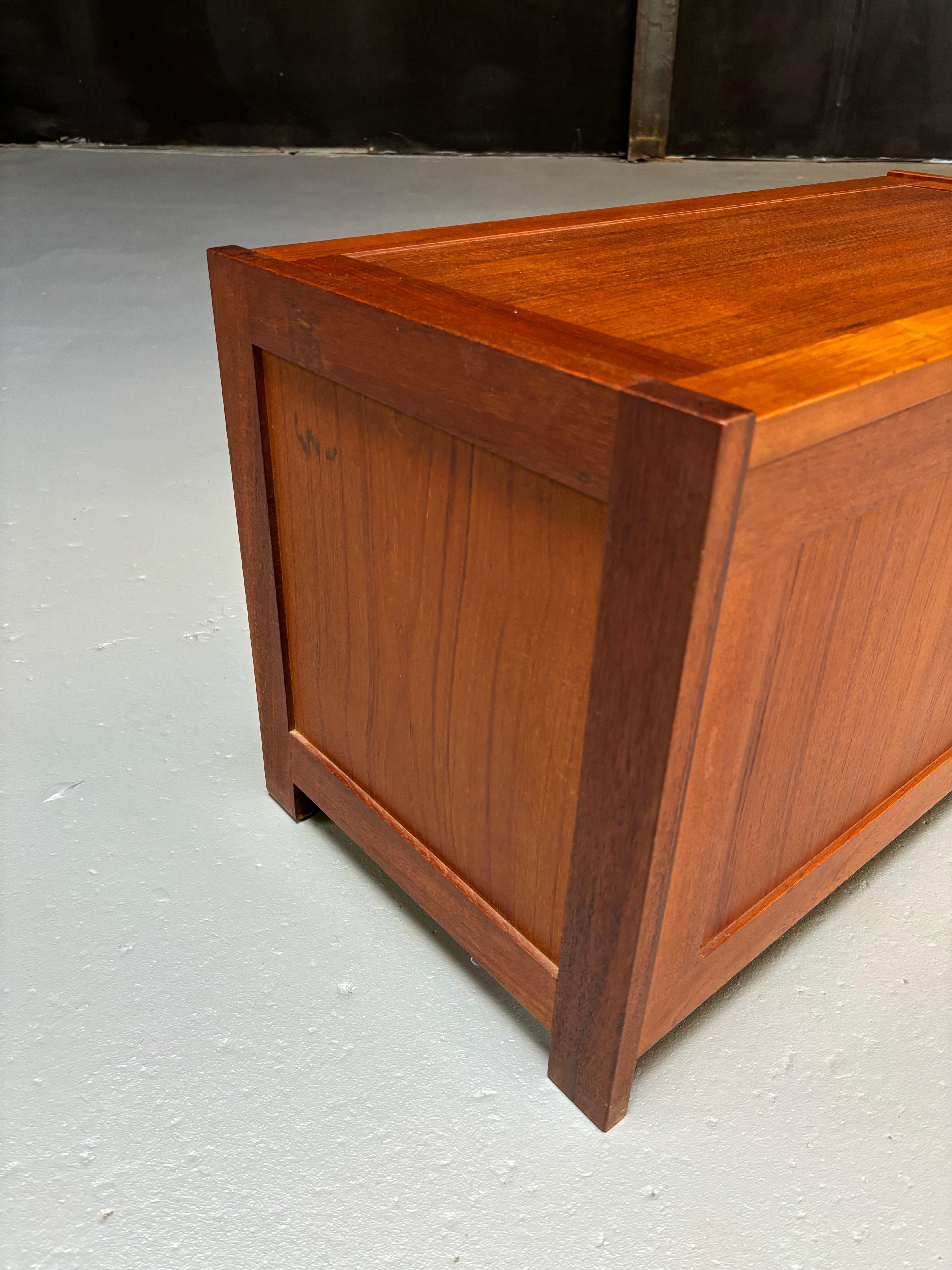 Metà XX secolo Scatola in teak Randers in vendita