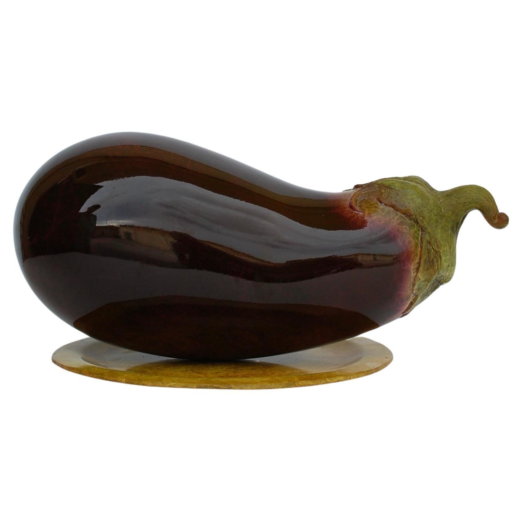 Melanzana grande in bronzo patinato 
Vassoio di base in bronzo patinato, firmato dall'artista, 12,5x12,5

Randi Grantham è nata e cresciuta a Las Vegas, in Nevada, e ora vive nel sud della Florida. An He è uno scultore e pittore autodidatta che