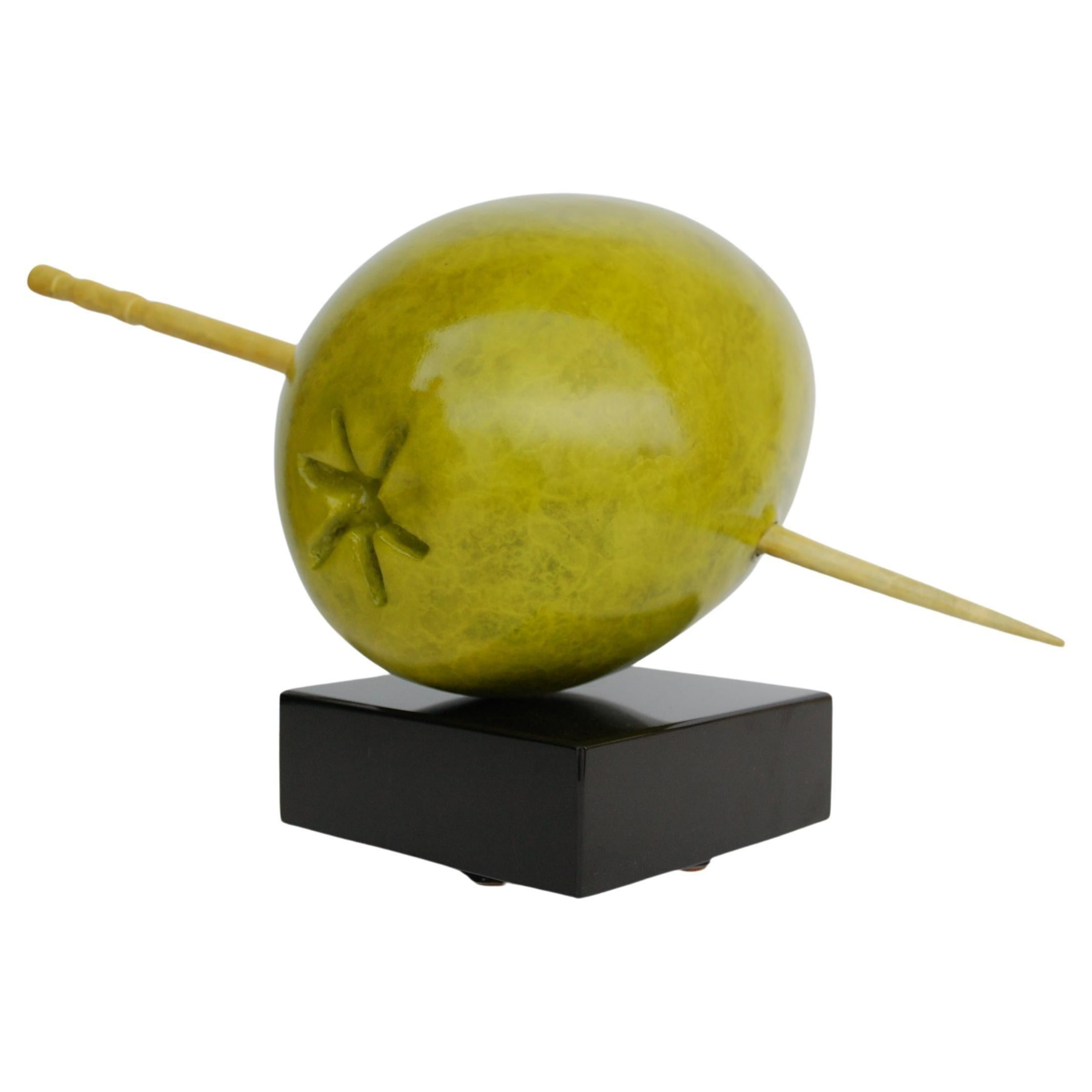 Escultura de bronce verde oliva sobre base de mármol - Sculpture Contemporáneo de Randi Grantham