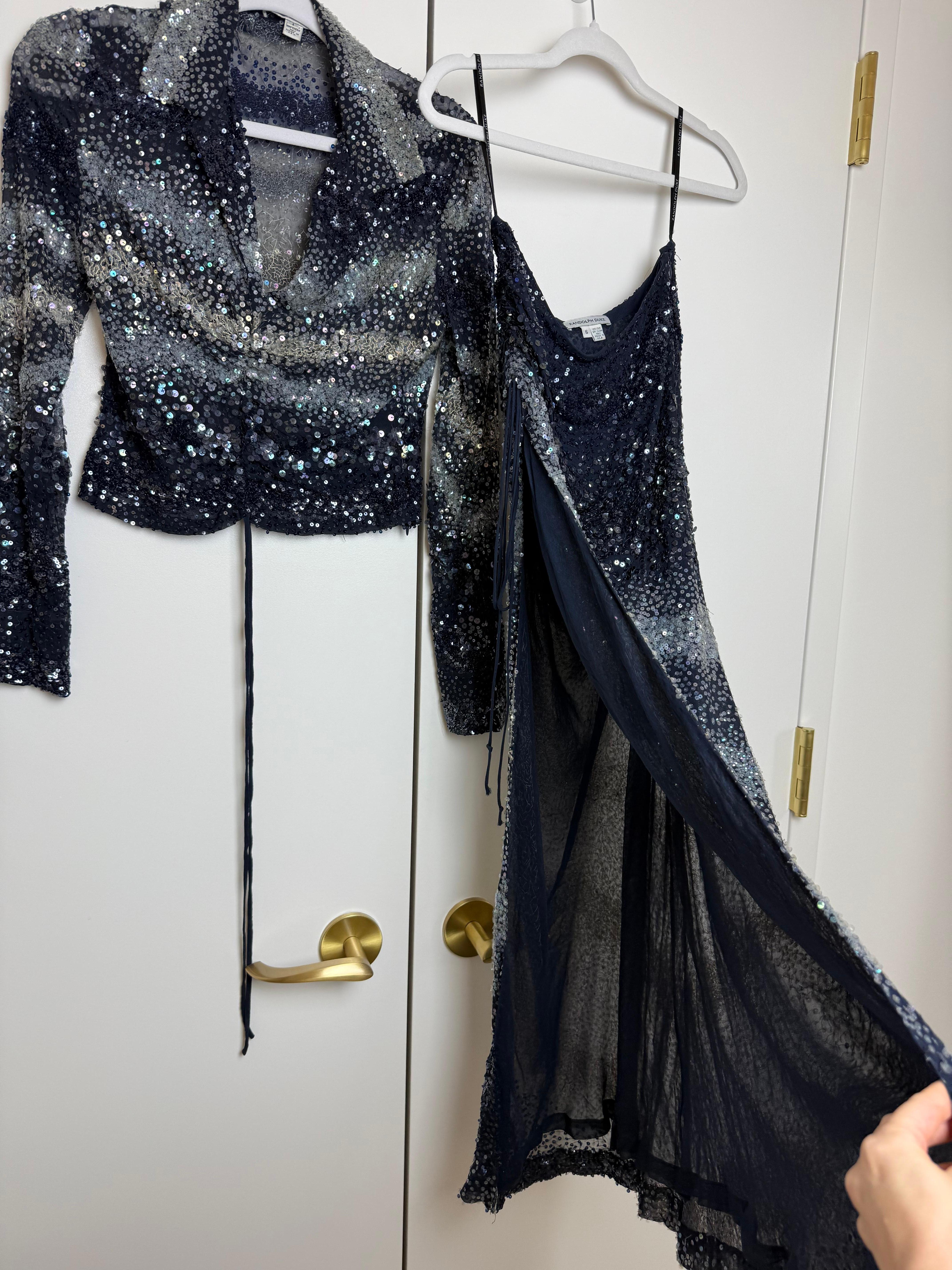 RANDOLPH DUKE 2000 Vintage Runway Azul Marino Plateado Conjunto Falda Lentejuelas Abertura Muslo en Bueno estado para la venta en Leonardo, NJ