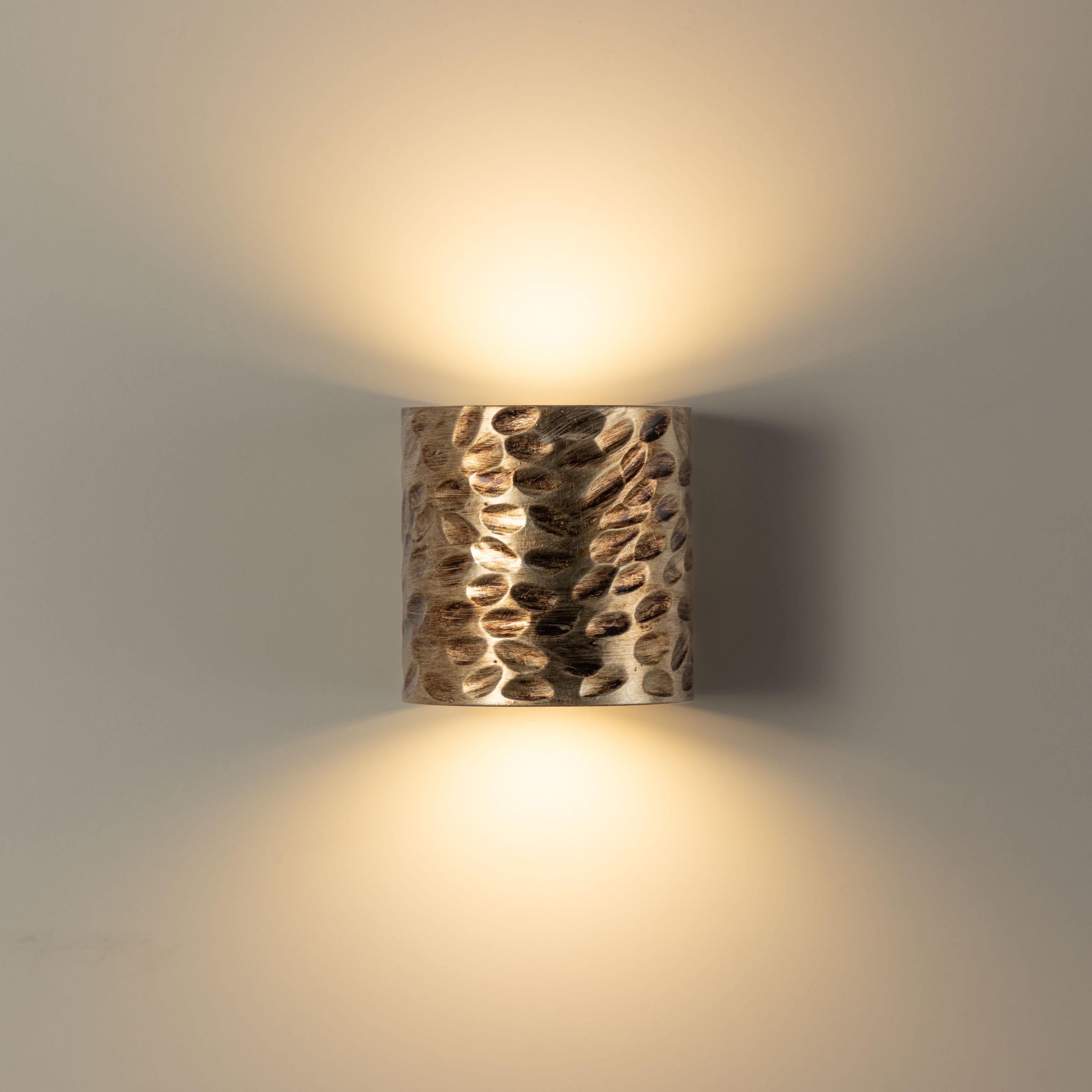 Lámpara de pared Random, 21651, de Stillux Illuminazione
Dimensiones: P 10,5 x An 11,5 x Al 12 cm.
Materiales: Acero, hierro, pan de oro.

Disponible en pan de oro, pan de plata, pan de oro hormiga, plata hormiga o negro terciopelo. Póngase en