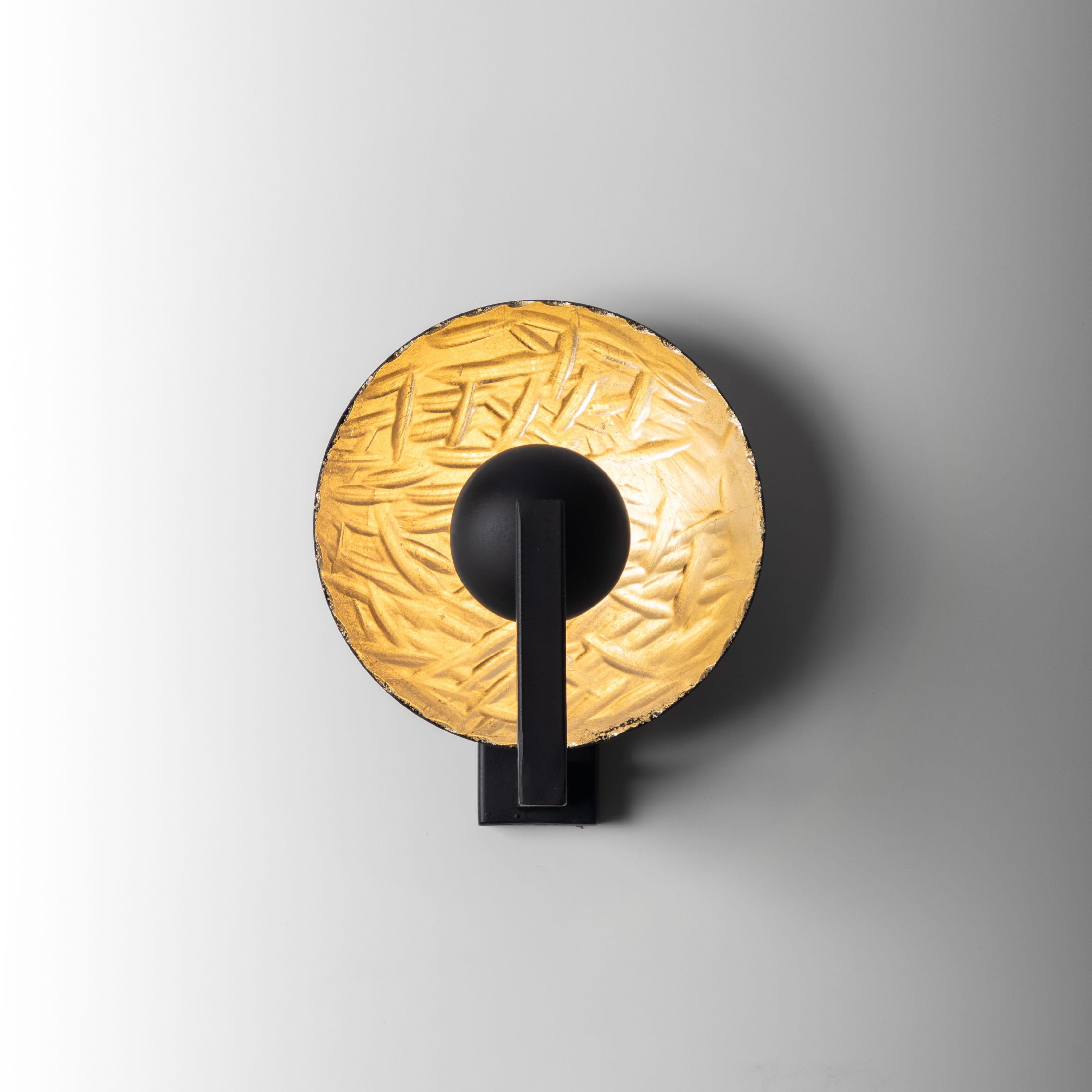Lámpara de pared Random, 21655, de Stillux Illuminazione
Dimensiones: P 17 x An 19 x Al 22 cm.
Materiales: Acero, hierro, pan de oro.

Disponible en negro y dorado, negro y plateado, o negro y negro. Póngase en contacto con nosotros.

Todas nuestras