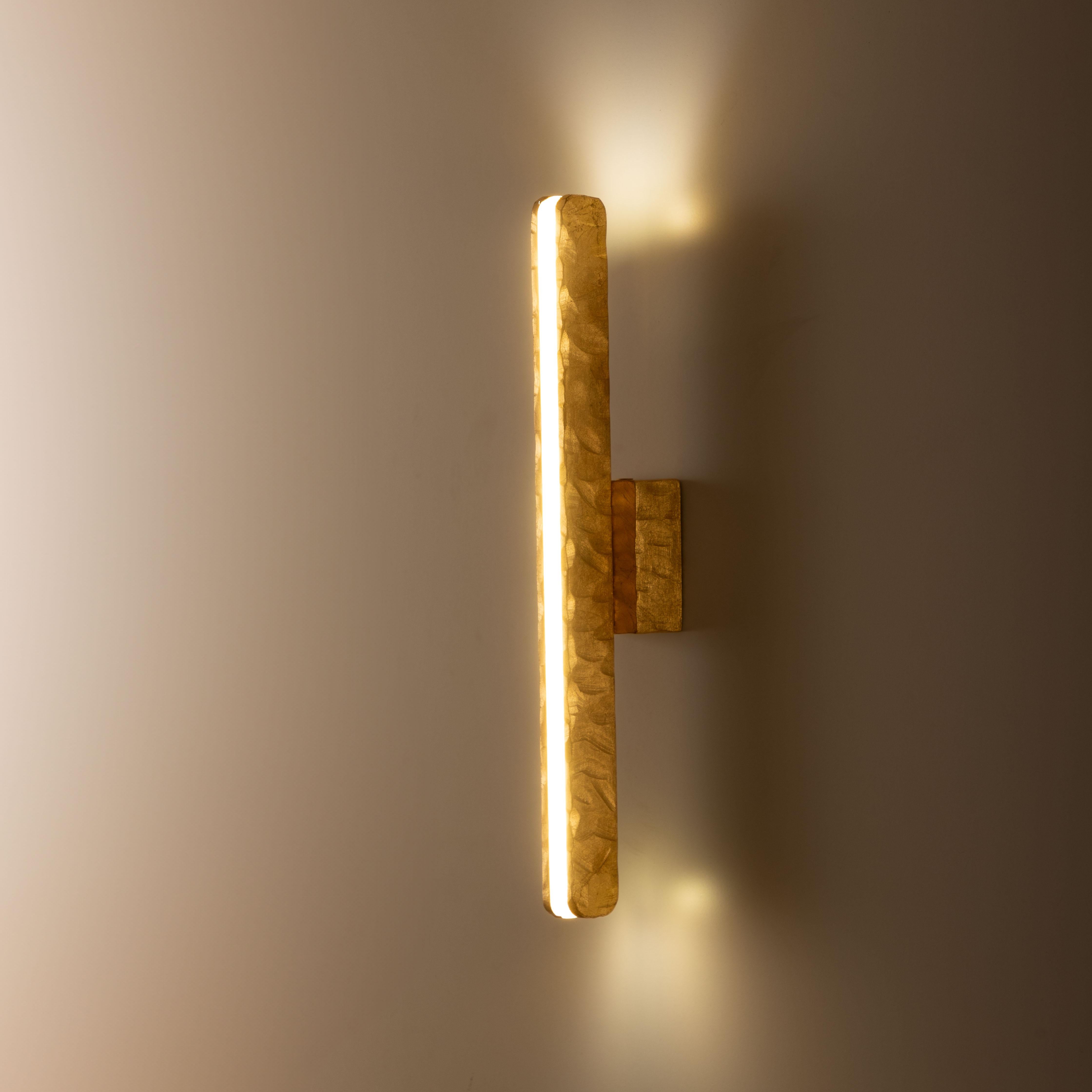 Lámpara de pared Random, 21656, de Stillux Illuminazione
Dimensiones: P 6 x An 2 x Al 33 cm.
Materiales: Acero, hierro, pan de oro.

Disponible en pan de oro, pan de plata, pan de oro hormiga, plata hormiga o negro terciopelo. Póngase en contacto
