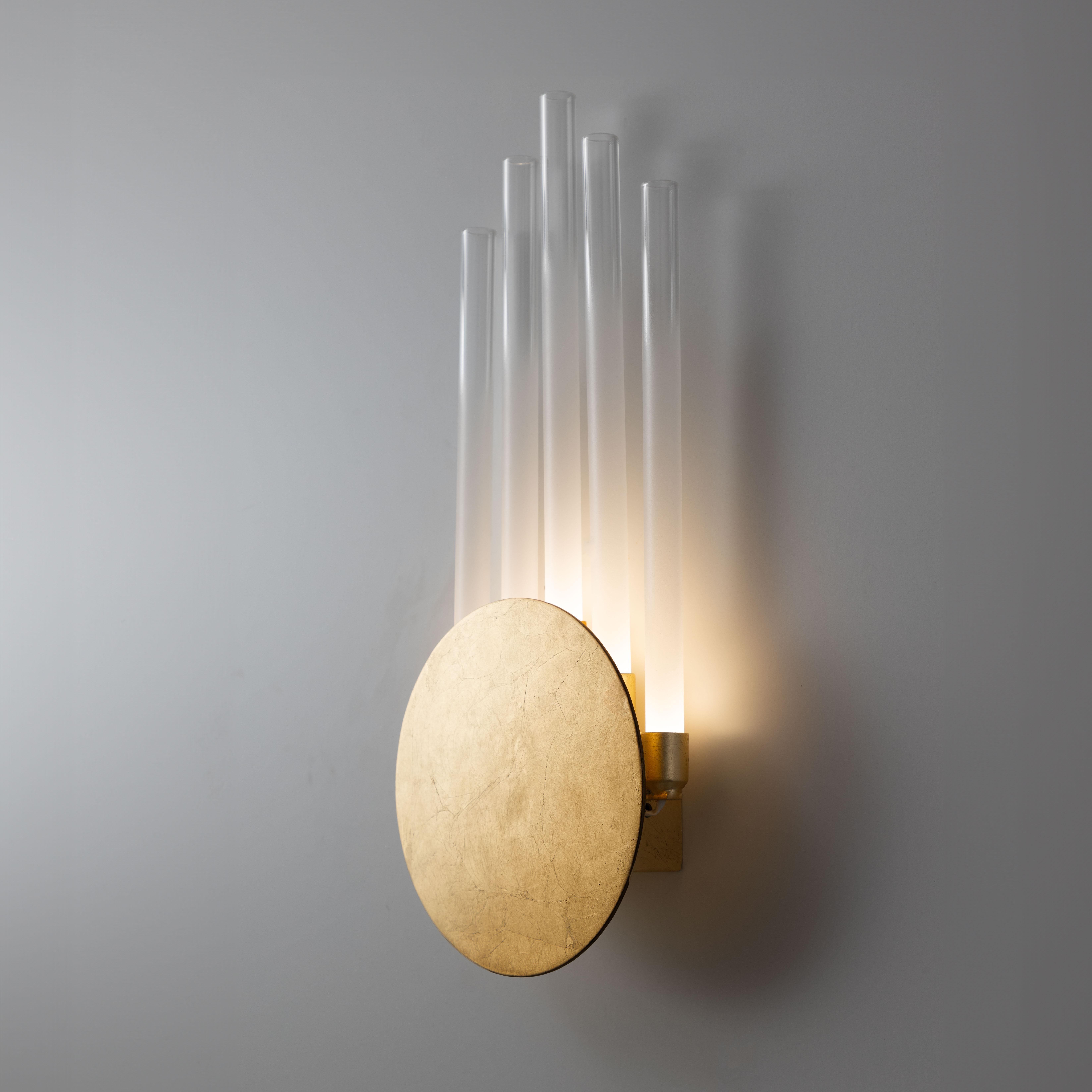 Lampada da parete Random, 21657, di Stillux Illuminazione
Dimensioni: D 5,5 x L 16 x H 39 cm.
Materiali: Acciaio, ferro, foglia d'oro, vetro.

Disponibile in foglia d'oro, foglia d'argento, foglia d'oro anticato, argento anticato o nero velluto.