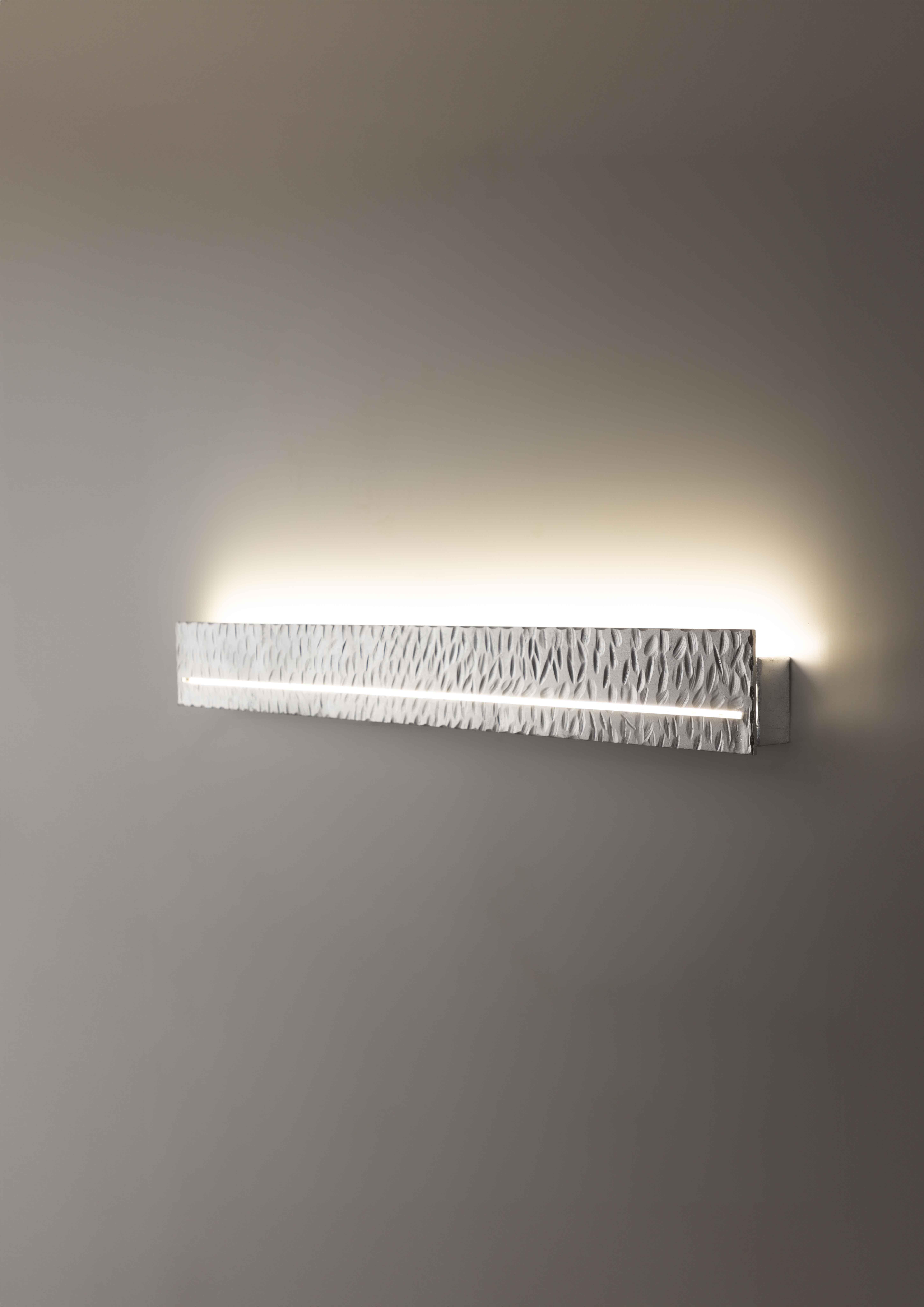 Lámpara de pared Random, 21660, de Stillux Illuminazione
Dimensiones: P 5 x An 100 x Al 10 cm.
Materiales: Acero, hierro, pan de plata.

Disponible en pan de oro, pan de plata, pan de oro hormiga, plata hormiga o negro terciopelo. Póngase en