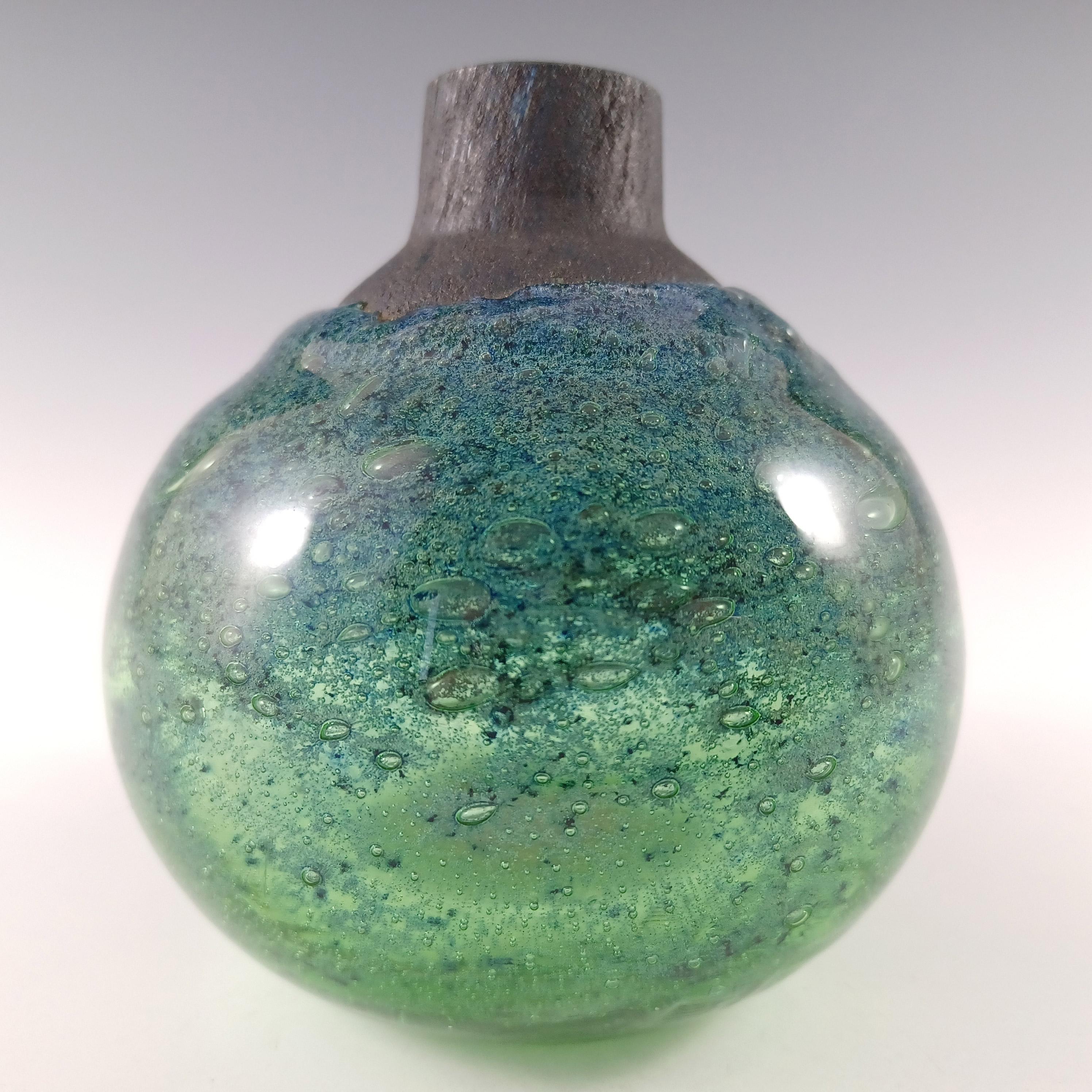 Uno splendido vaso a globo in vetro blu e verde scandinavo. Realizzato dall'azienda norvegese Randsfjord Glass e progettato da Benny Motzfeldt.

Nota bene: anche se questo vaso è ovviamente troppo piccolo per contenere un mazzo di fiori, viene