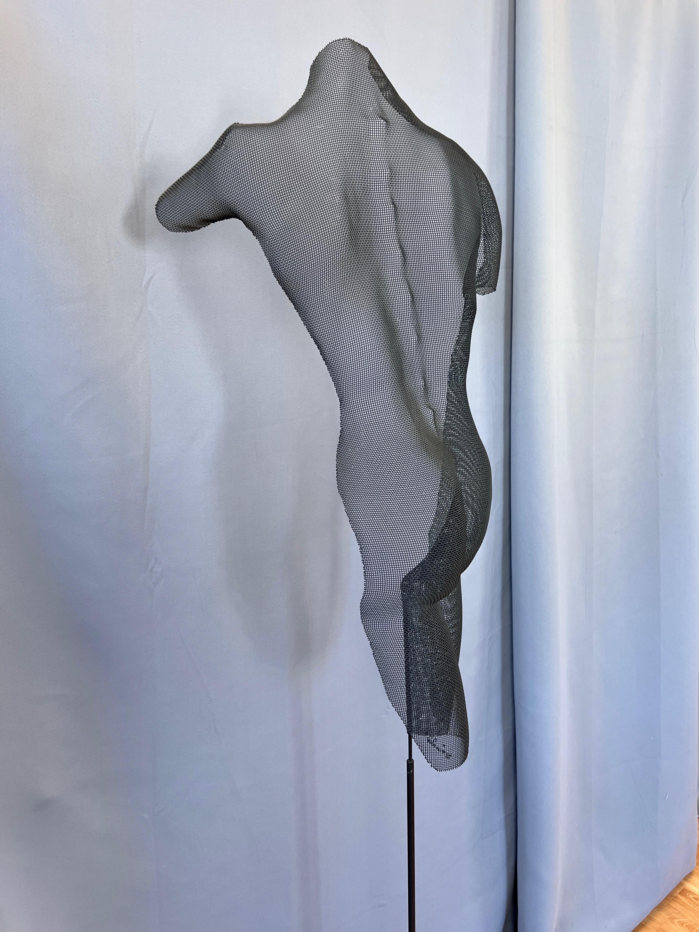 Randy Cooper, Melanie, Figurale Schattenskulptur aus Drahtgeflecht auf Holzsockel, 1998 (amerikanisch) im Angebot