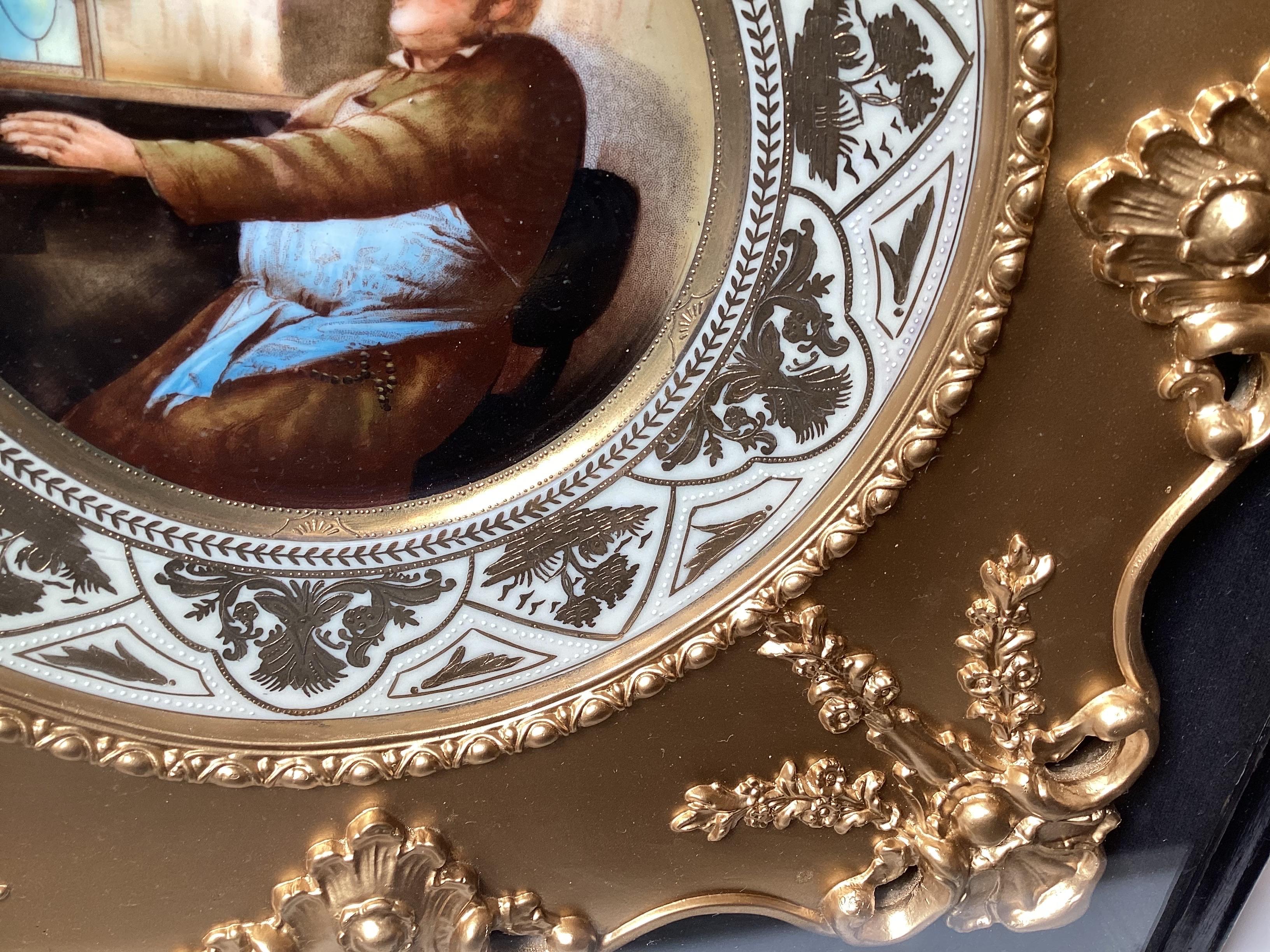 Handbemalter Porzellanteller aus dem 19. Jahrhundert in Original-Museumrahmen  im Zustand „Hervorragend“ im Angebot in Lambertville, NJ