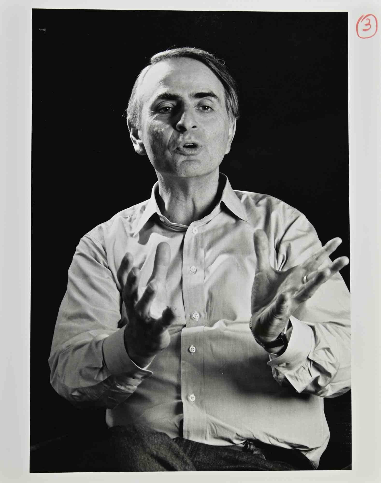 Carl Sagan por Randy O'Rundke- Vintage Photo es una fotografía en blanco y negro realizada en 1991.

Buenas condiciones.