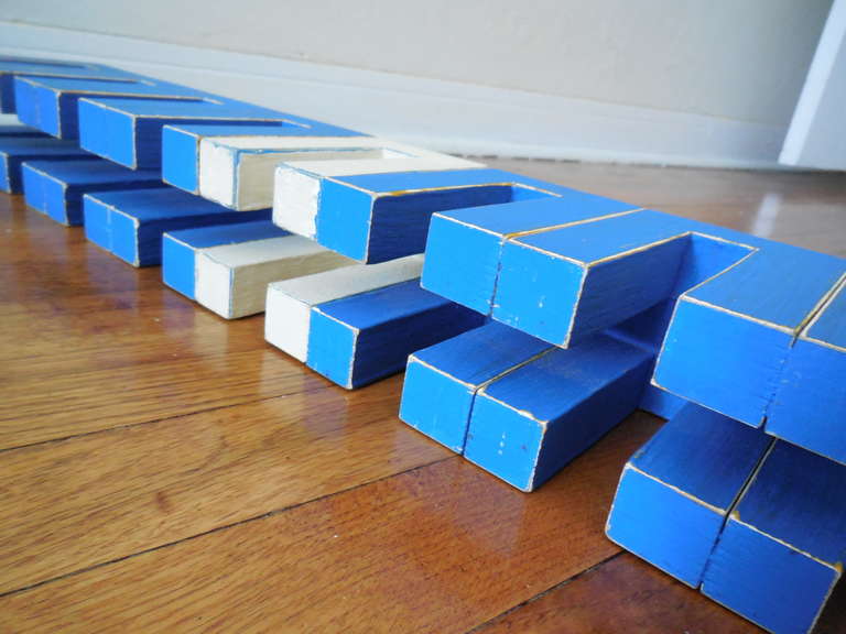 Gran Escultura Menorah de Madera Tallada en venta 2