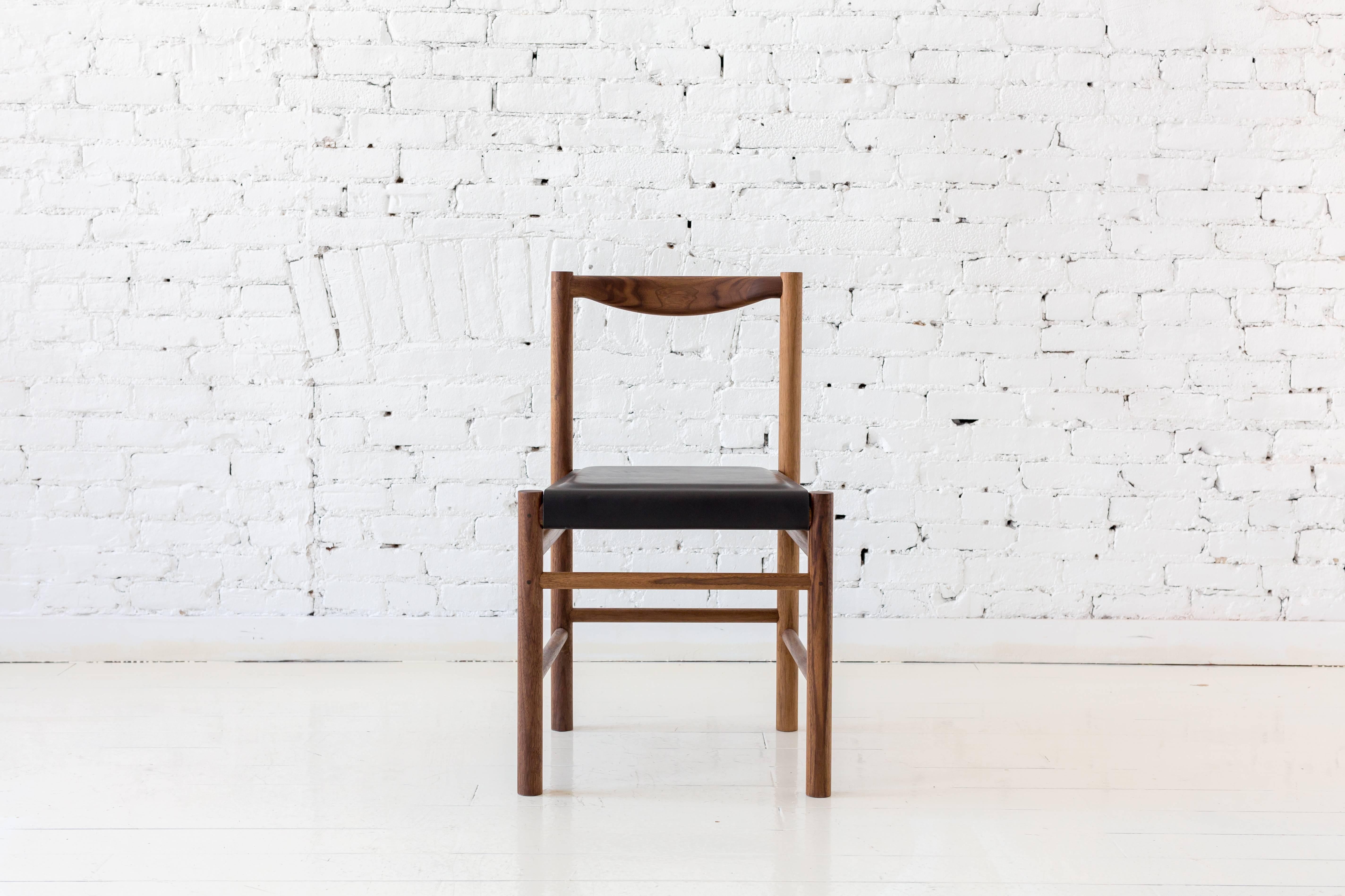 Chaise d'appoint en bois d'inspiration Shakers avec dossier profilé confortable. Possibilité d'un plateau de siège en bois simple ou d'un plateau de siège avec un rembourrage en cuir ou en shearling à profil bas. La simplicité de cette chaise la