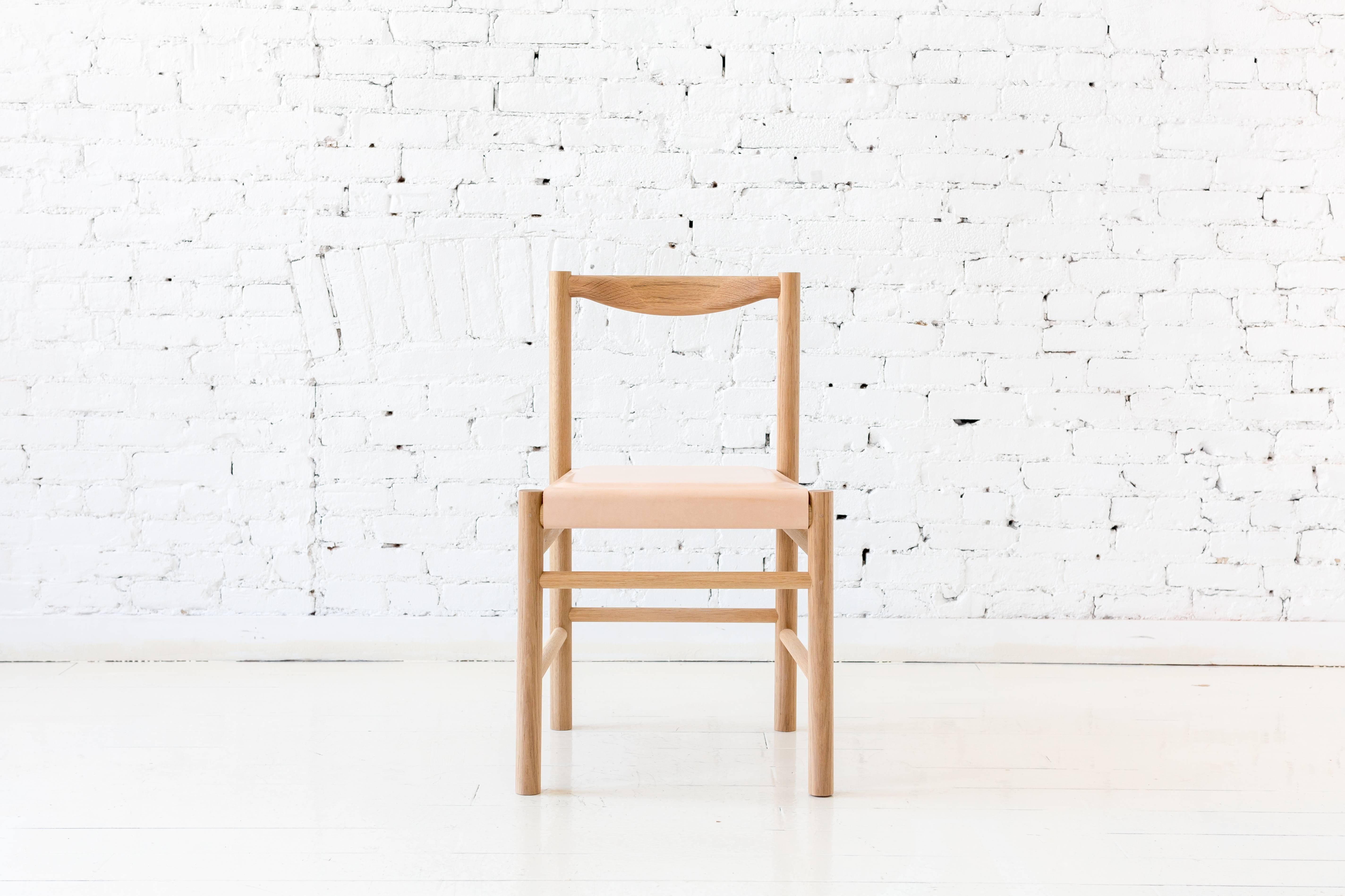 Vom Shaker-Stil inspirierter Beistellstuhl aus Weißeiche mit bequemer, konturierter Rückenlehne. Die Sitzschale aus Holz ist mit einem flachen Pad aus pflanzlich gegerbtem Leder ausgestattet. Durch seine Schlichtheit ist dieser Stuhl vielseitig
