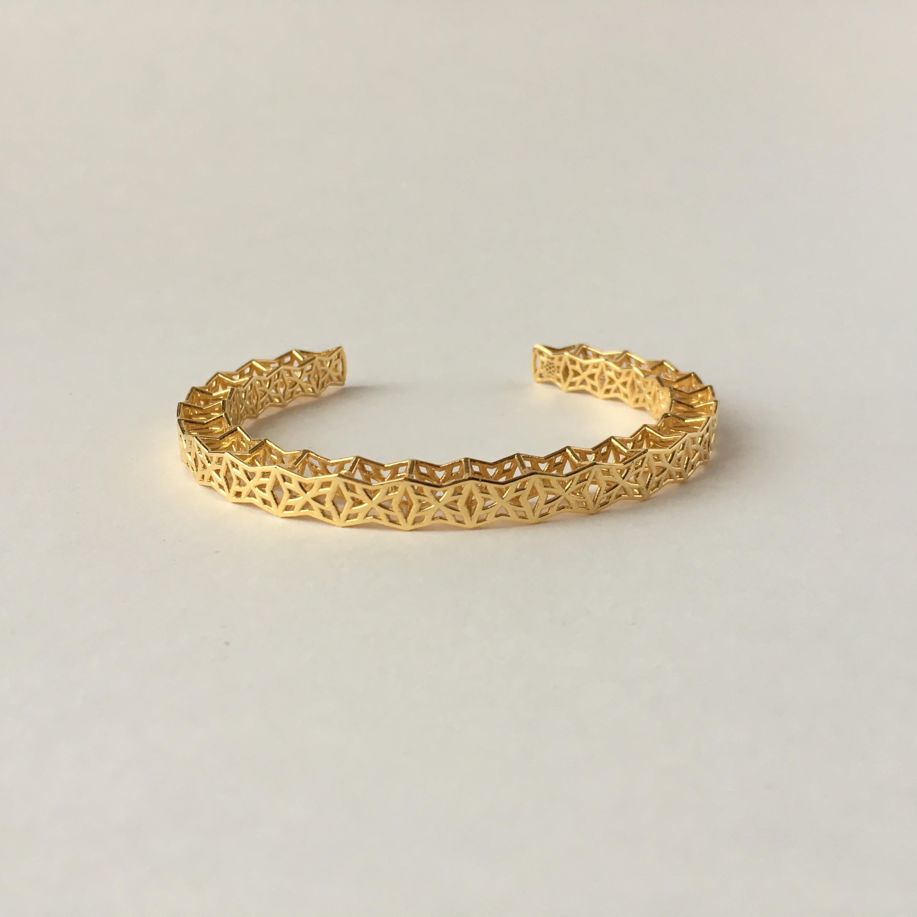 RANI BRACELET: Available on order in 18k yellow, withe, and rose gold.
Immerse yourself in a world of inspiration with our exquisite collection of jewelry, crafted to capture the opulence of Indian floral motifs and delicate pendants. Drawing from