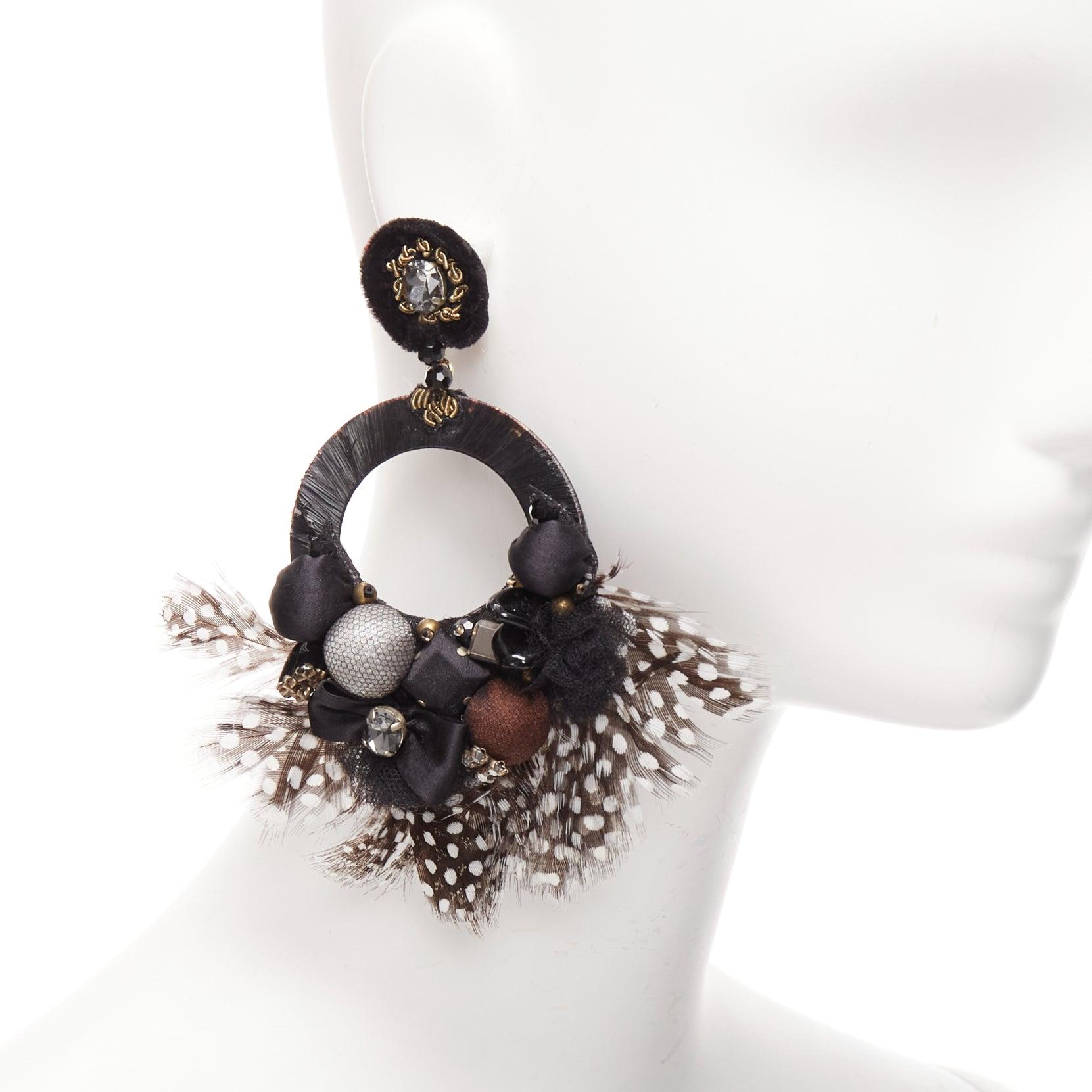 RANJANA KHAN black brown dotted feather beads bow dangling clip on earrings
Reference: AAWC/A01221
Brand: Ranjana Khan
Material: Feather, Raffia
Color: Brown, Black
Pattern: Feather
Closure: Clip On
Lining: Black Leather
Extra Details: Black leather