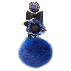 RANJANA KHAN boucles d'oreilles clip bleu noir en fourrure véritable avec cristaux