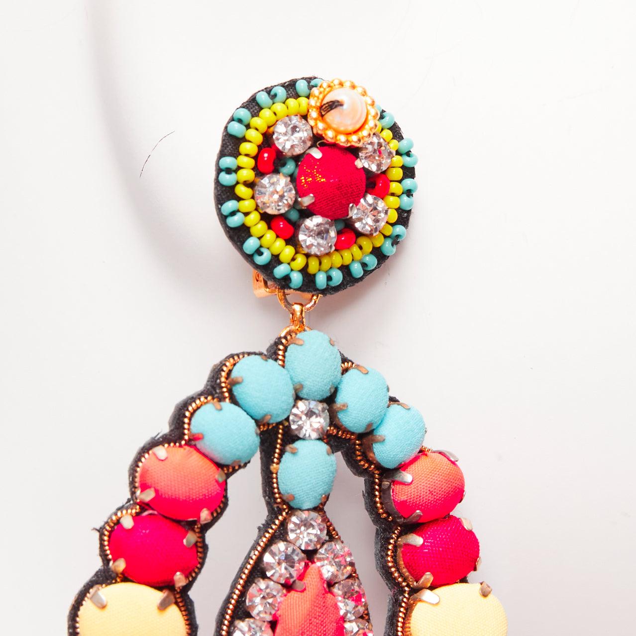 Donna Ranjana Khan, orecchini a clip con perline di cristallo arancione neon e multi pendenti in vendita