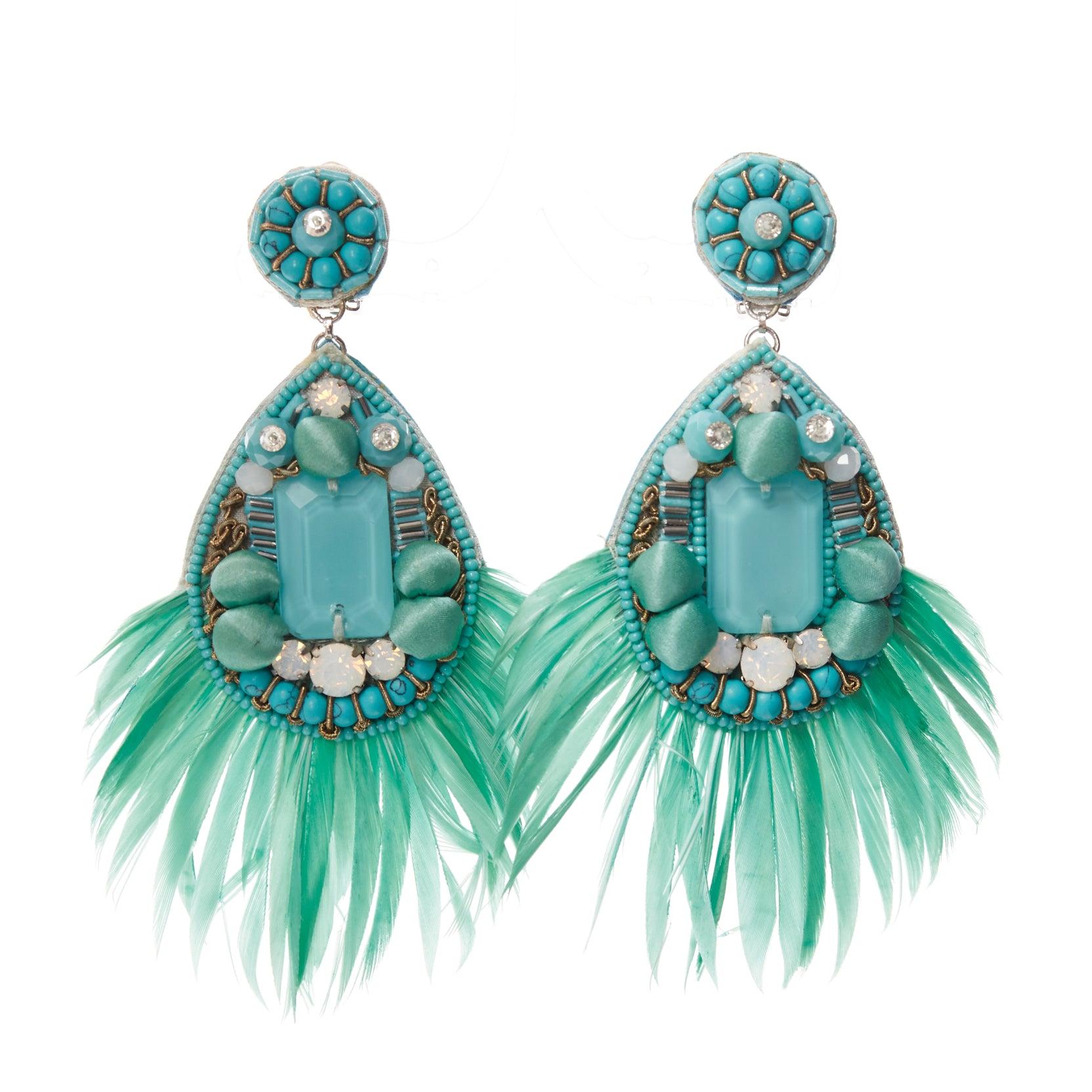 RANJANA KHAN teal green feather beads big dangling clip on earrings
Reference: AAWC/A01213
Brand: Ranjana Khan
Material: Feather, Fabric
Color: Green, Blue
Pattern: Solid
Closure: Clip On
Lining: Green Leather
Extra Details: Green leather