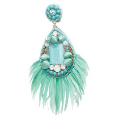 RANJANA KHAN Pendientes de clip grandes y colgantes con cuentas de plumas verde turquesa