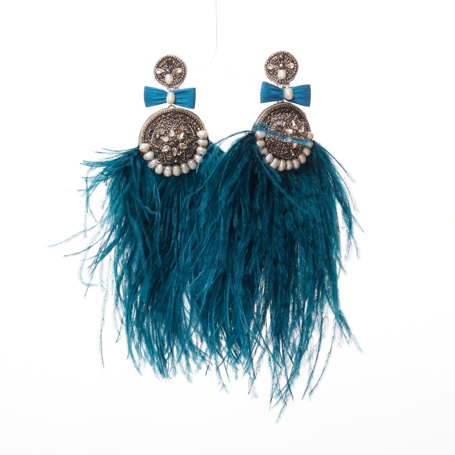 RANJANA KHAN turquoise blue feather faux pearl dangling clip on earrings
Reference: AAWC/A01219
Brand: Ranjana Khan
Material: Feather
Color: Green, Blue
Pattern: Feather
Closure: Clip On
Lining: Black Leather
Extra Details: Black leather