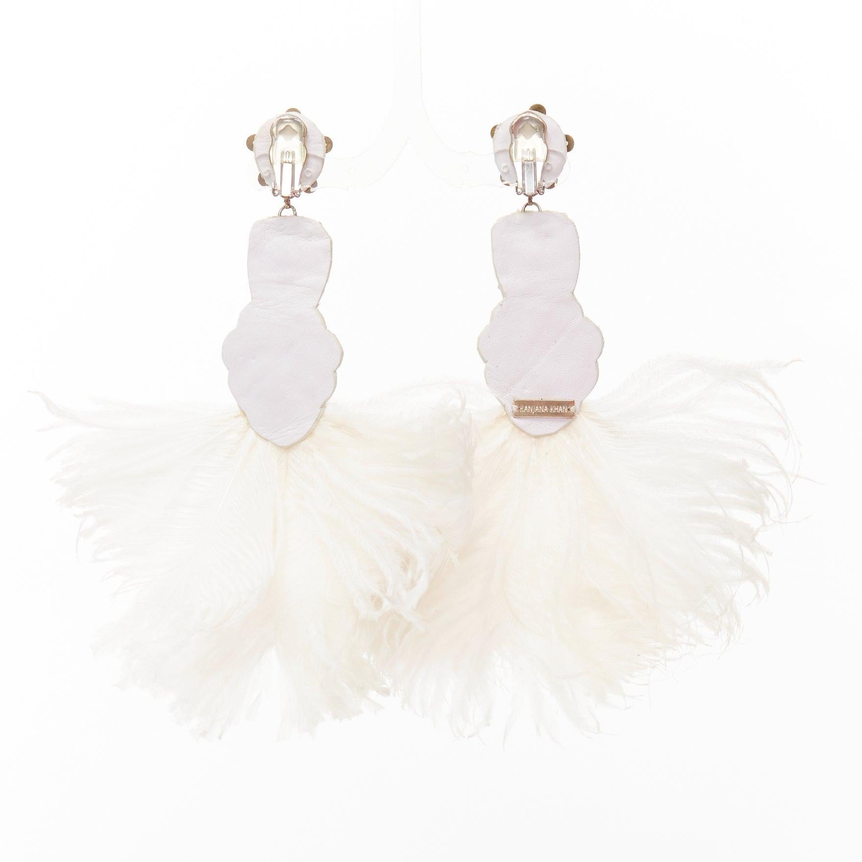 Ranjana Khan orecchini a clip con piume di struzzo bianche e cristalli Pair In condizioni discrete in vendita a Hong Kong, NT