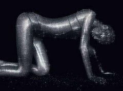 Gisele Bündchen scintillante: la top model nuda ricoperta di polvere di diamanti argentata