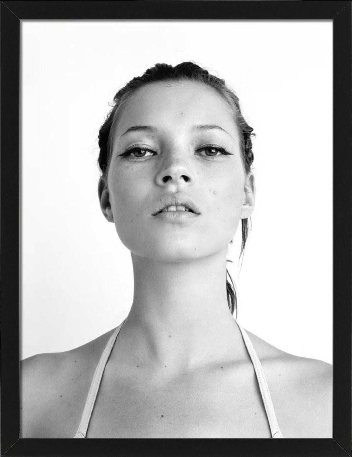 Kate's Look – Porträt der Supermodel Kate Moss, Kunstfotografie, 1998 (Grau), Black and White Photograph, von Rankin