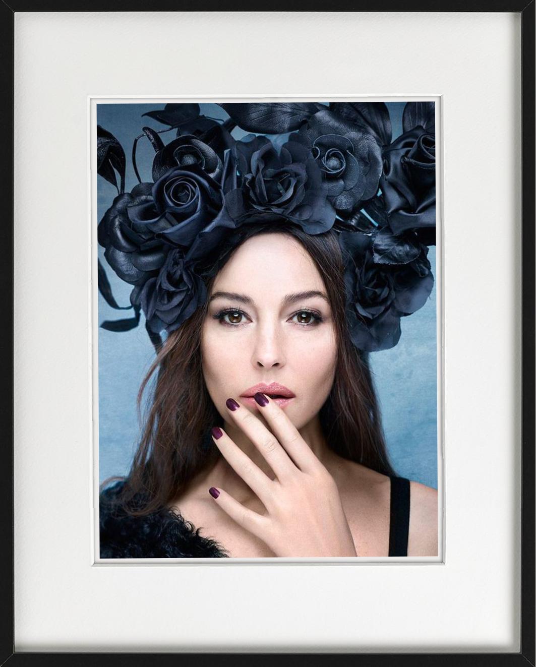 Monica Bellucci Belladonna, portrait avec couronne de fleurs, photographie d'art 2012. en vente 5