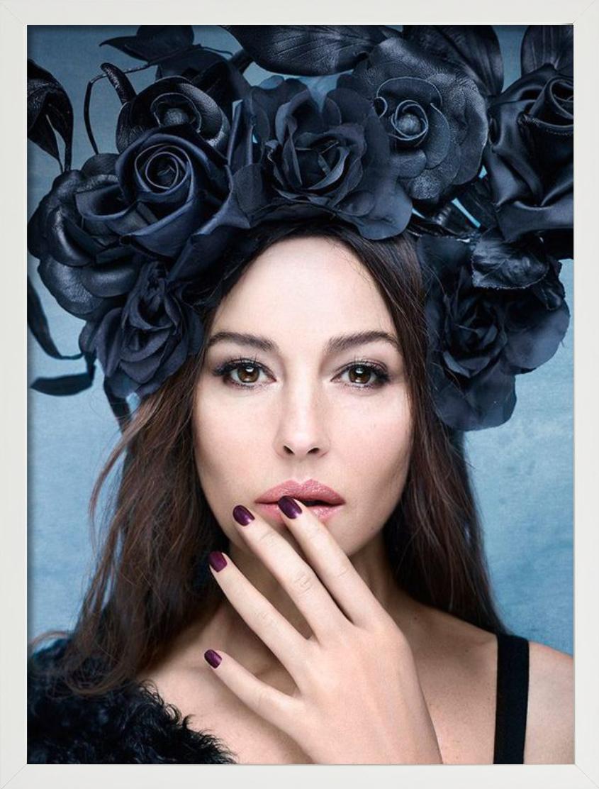 Monica Bellucci Belladonna, portrait avec couronne de fleurs, photographie d'art 2012. - Photograph de Rankin