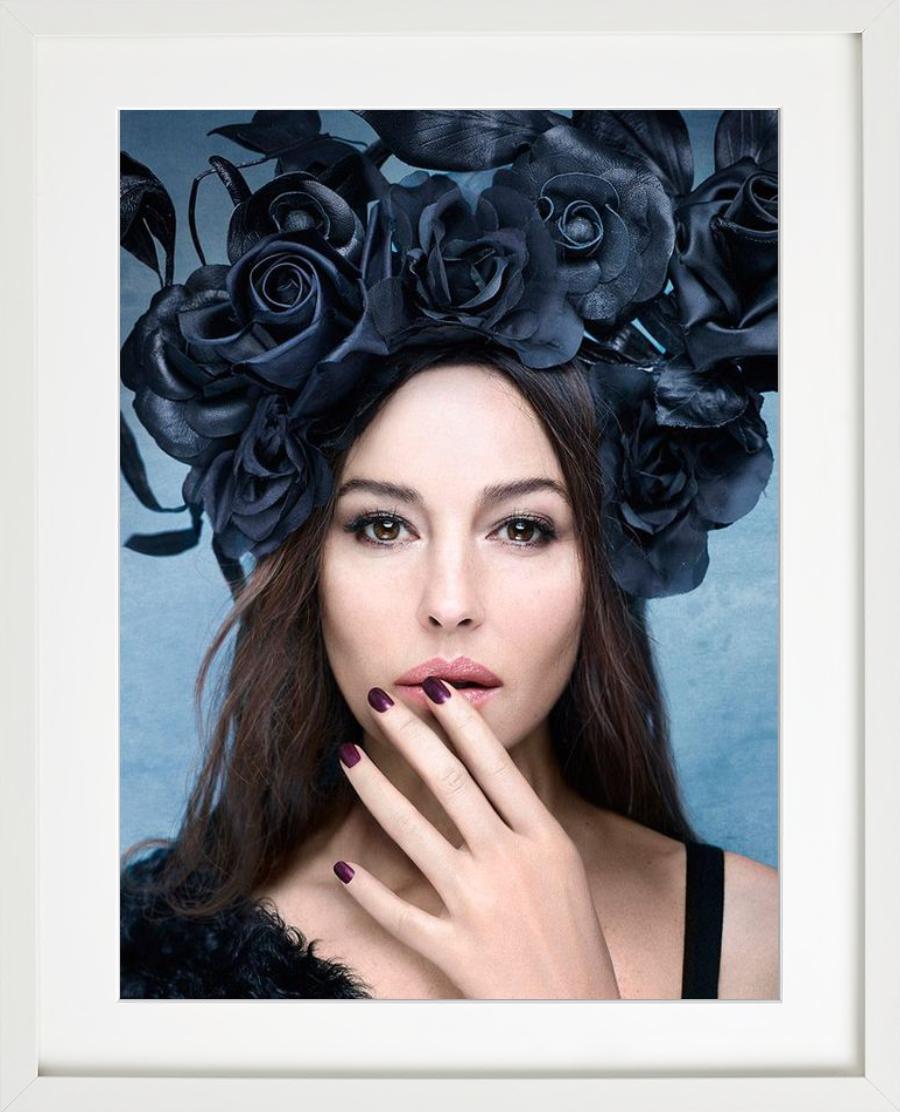 Monica Bellucci Belladonna, portrait avec couronne de fleurs, photographie d'art 2012. - Noir Color Photograph par Rankin
