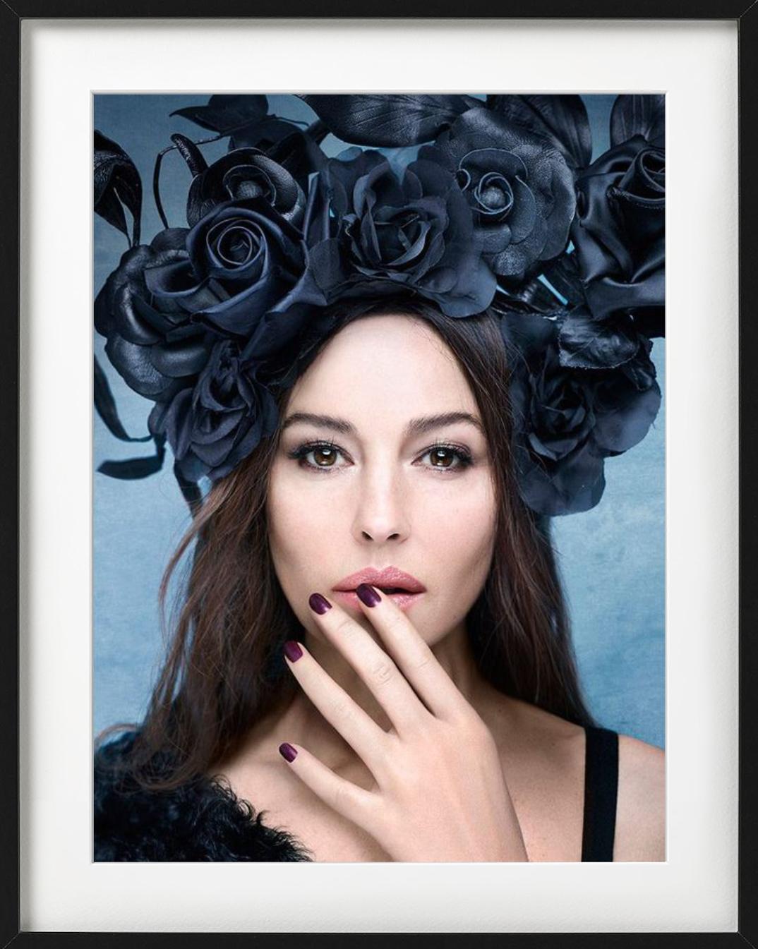 Monica Bellucci Belladonna, portrait avec couronne de fleurs, photographie d'art 2012. en vente 3