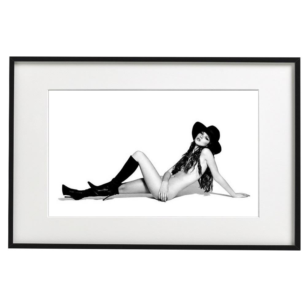 Kate couchée (Kate Moss) - Photographie de mannequin nu Kate Moss avec chapeau en vente 2