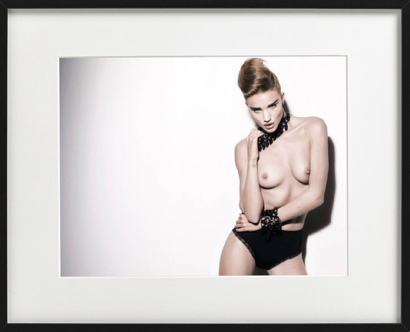 Rosie Huntington-Whitley - nue dans des bijoux noirs, photographie d'art, 2010 - Gris Nude Photograph par Rankin