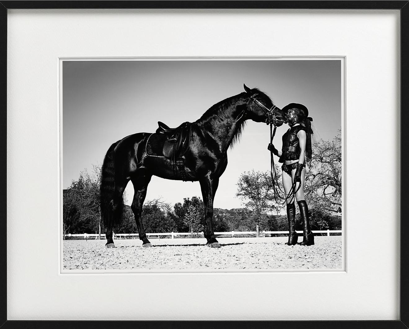 Rosie Maskiert mit Pferd – Porträt in Dessous, Kunstfotografie, 2003 – Photograph von Rankin