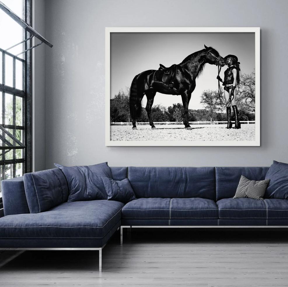 Rosie Maskiert mit Pferd – Porträt in Dessous, Kunstfotografie, 2003 im Angebot 2