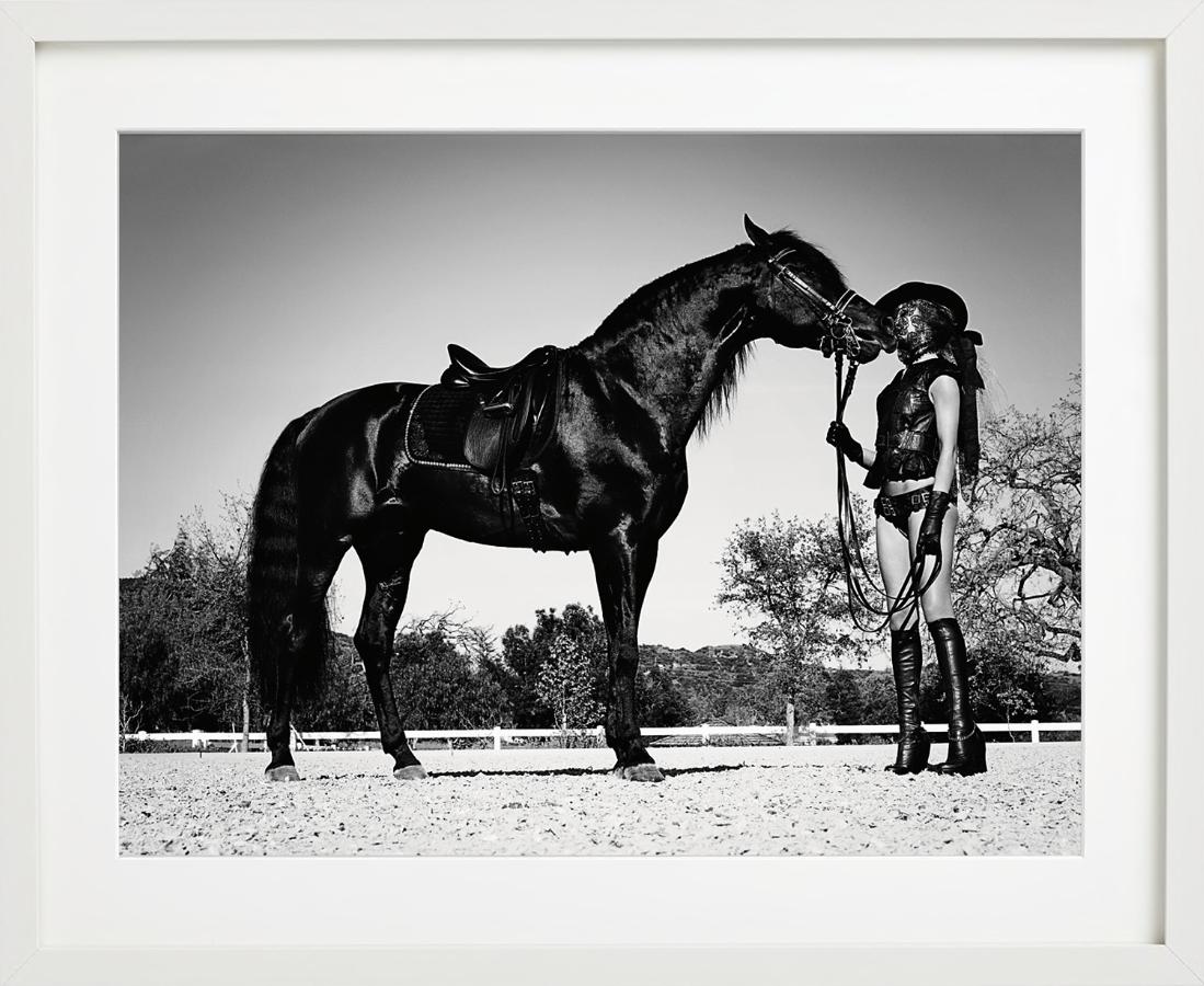 Rosie Maskiert mit Pferd – Porträt in Dessous, Kunstfotografie, 2003 im Angebot 1