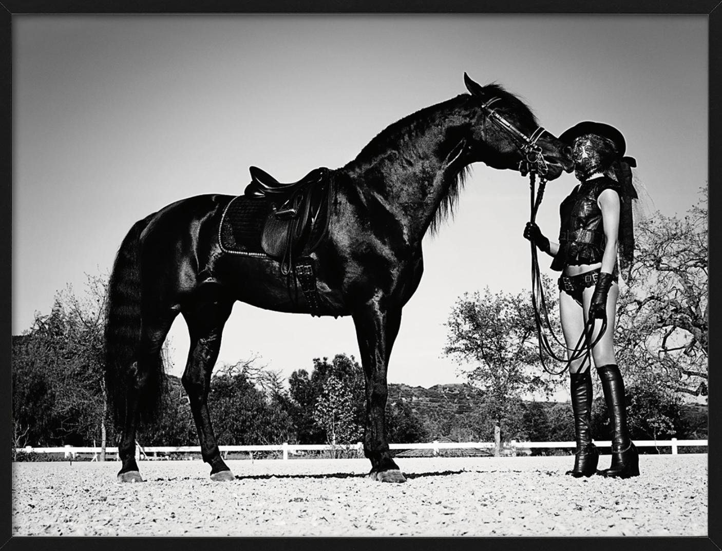 Rosie Maskiert mit Pferd – Porträt in Dessous, Kunstfotografie, 2003 im Angebot 3