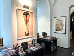 'Tocca le dita dei piedi' - Modella in calze che si piega, fotografia artistica, 1996