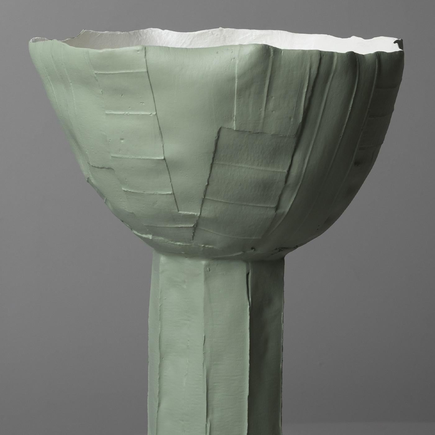 Die dekorative Vase Ranuncolo Gigante Corteccia C2/Salvia zeichnet sich durch ein kühnes, skulpturales Design aus, das von der zarten und doch dynamischen Form der Ranunkel inspiriert ist. Mit ihrer hauchdünnen, großen und poetisch blühenden Krone