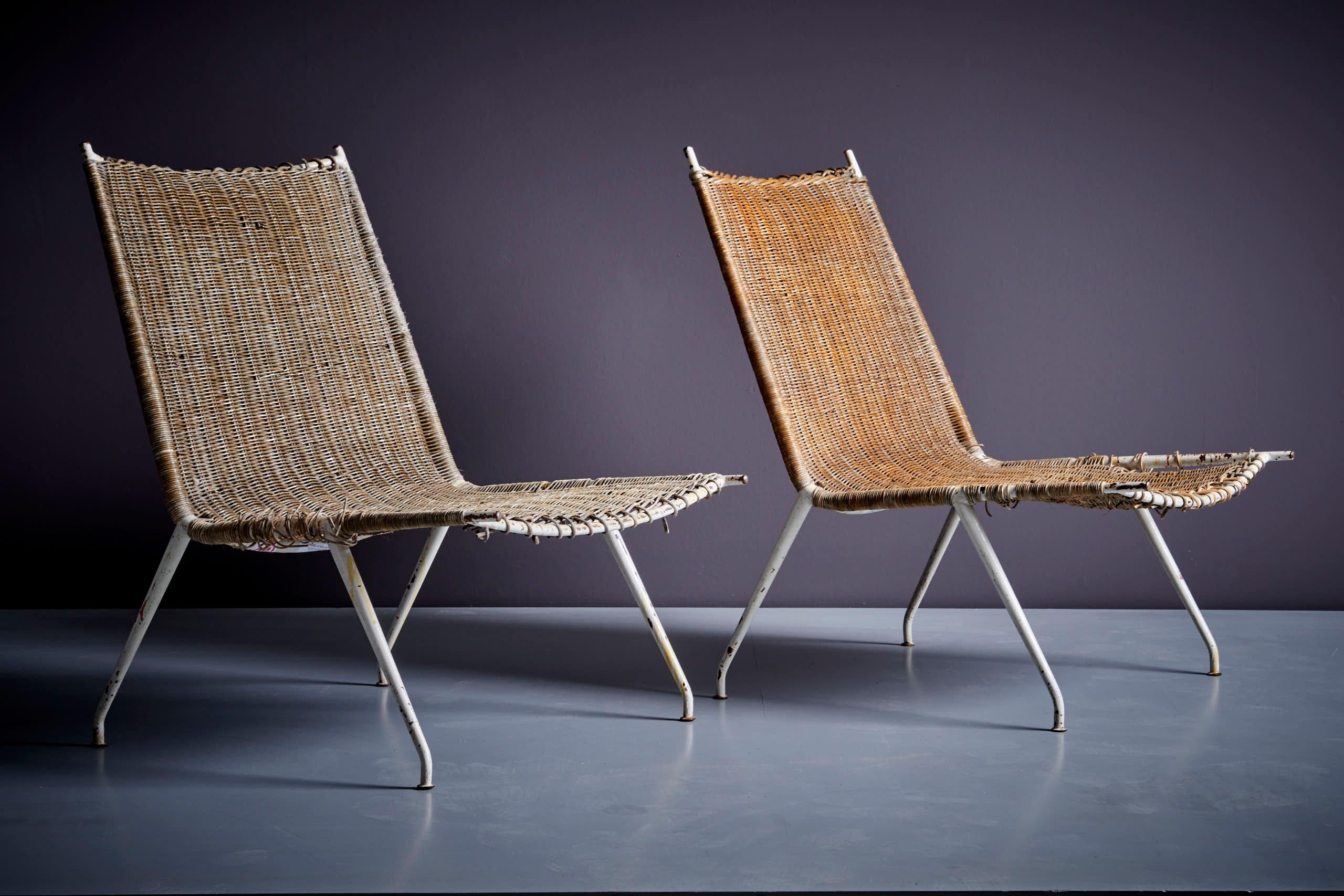 Raoul Guys für Airborne Lounge Chair Pair, Frankreich - 1950er Jahre in Rattan und Metall. Wir bieten Restaurierung und Neupolsterung in unserem hauseigenen Atelier an. Bitte fordern Sie ein Angebot an
