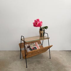 Raoul Guys Französischer Zeitschriften-Beistelltisch aus Korbweide und Eisen