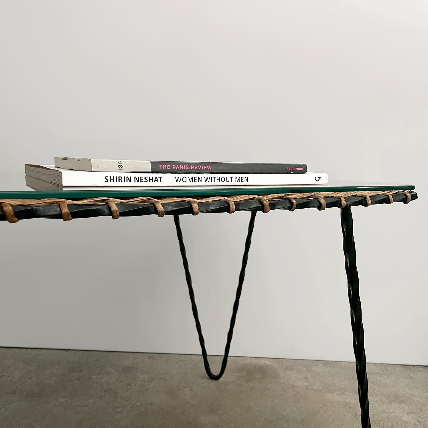 Table basse en fer et osier Raoul Guys en vente 8