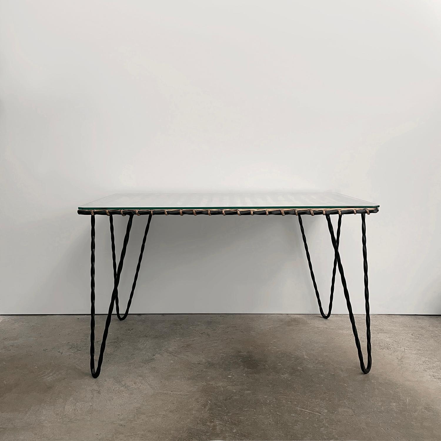Table basse en fer et osier Raoul Guys Bon état - En vente à Los Angeles, CA