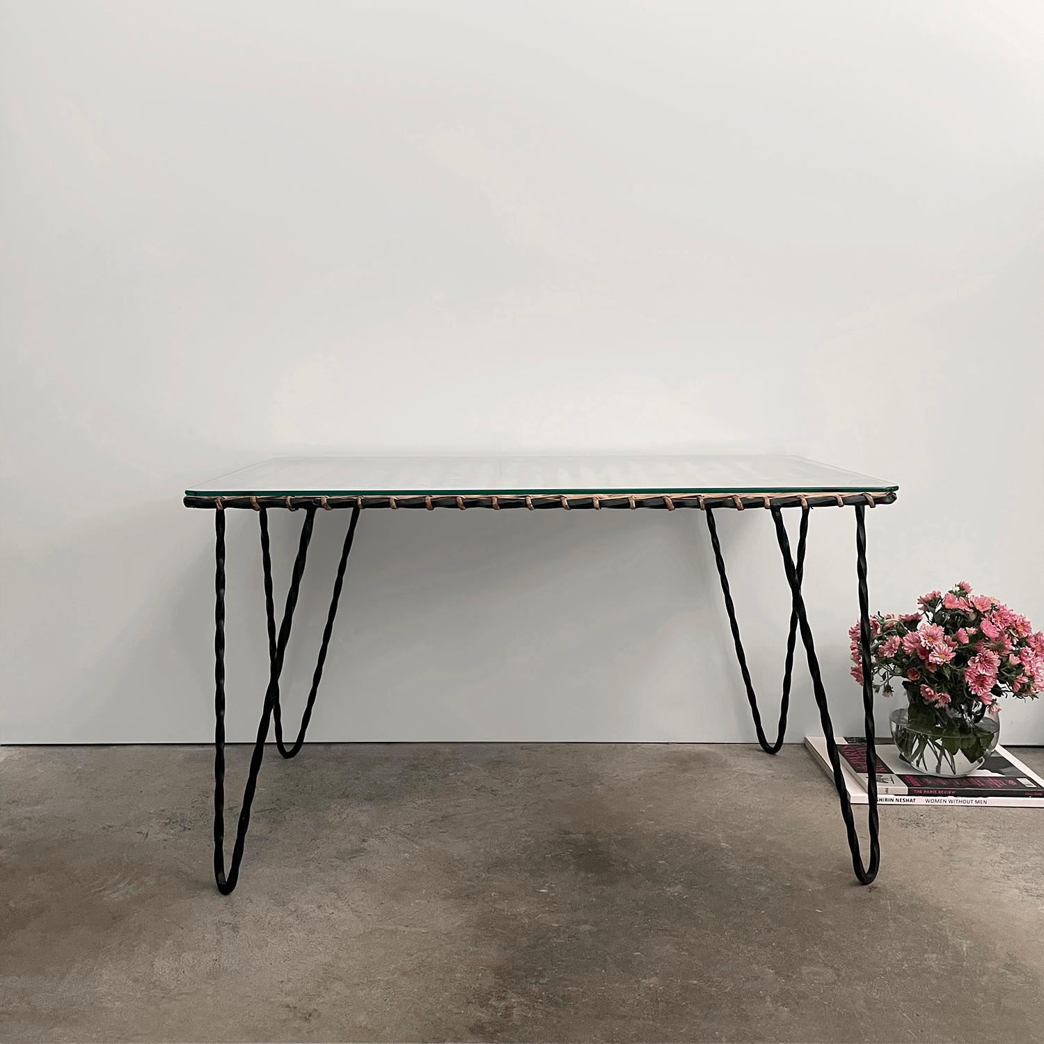 Milieu du XXe siècle Table basse en fer et osier Raoul Guys en vente
