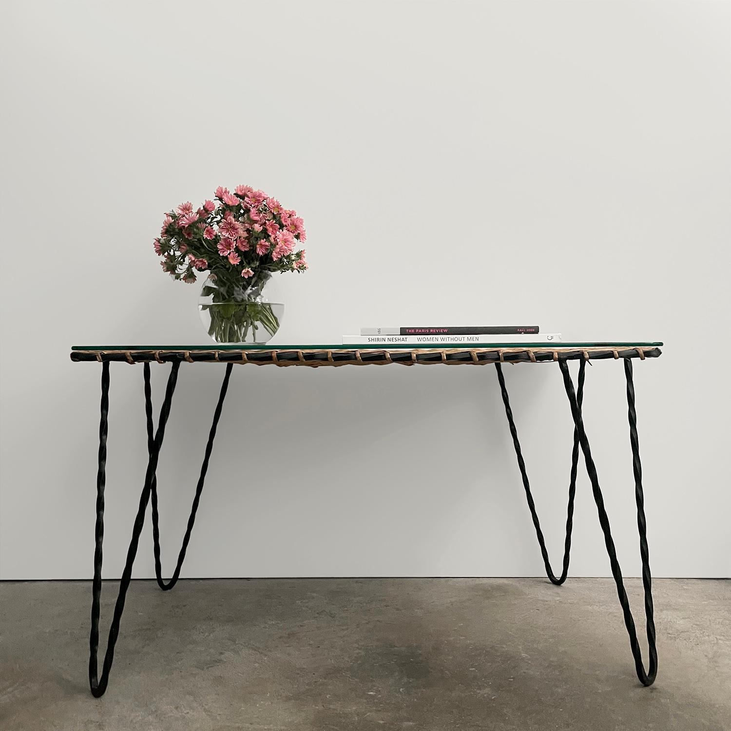 Osier Table basse en fer et osier Raoul Guys en vente